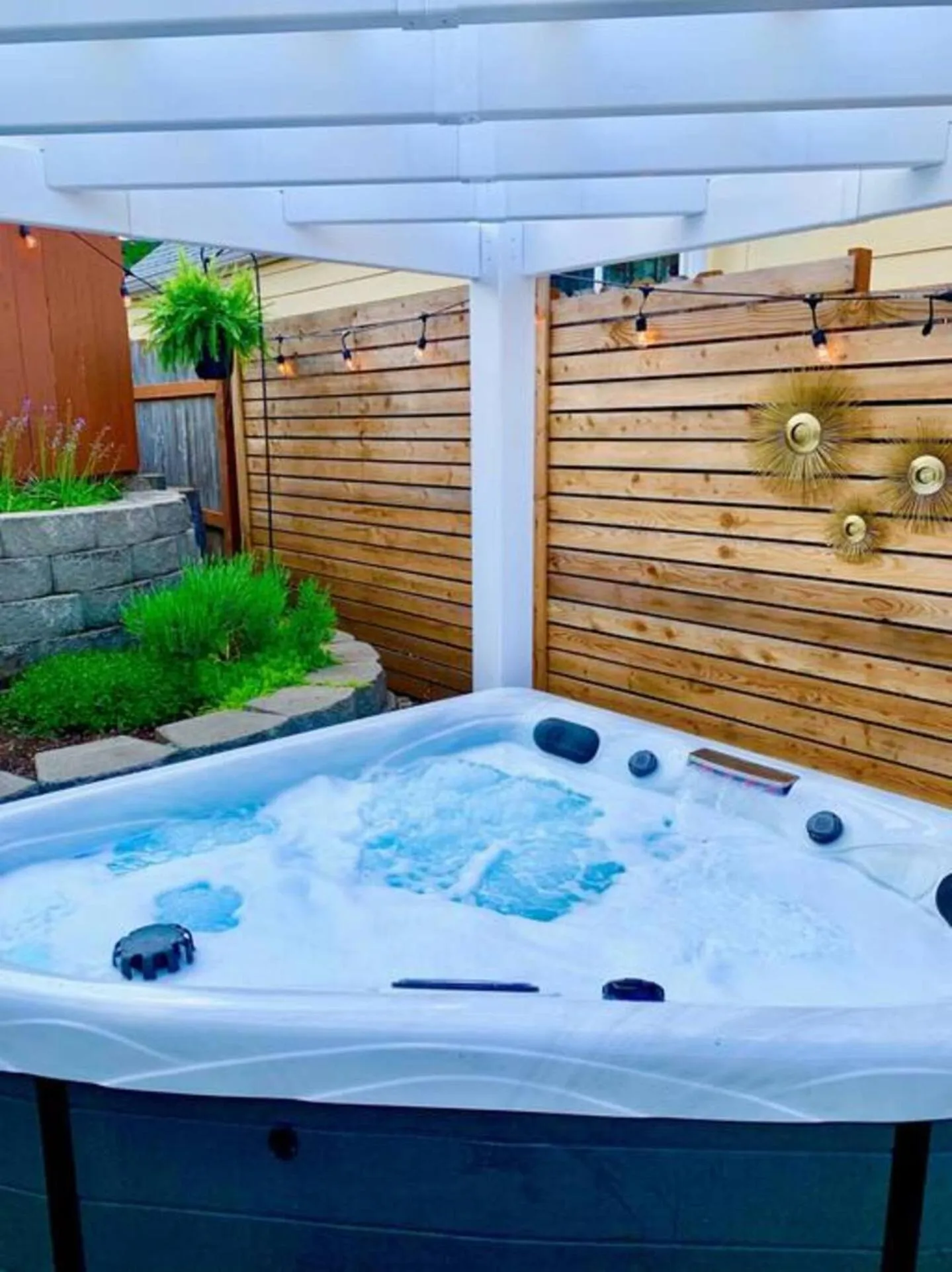 Private Basement Suite w Hot Tub