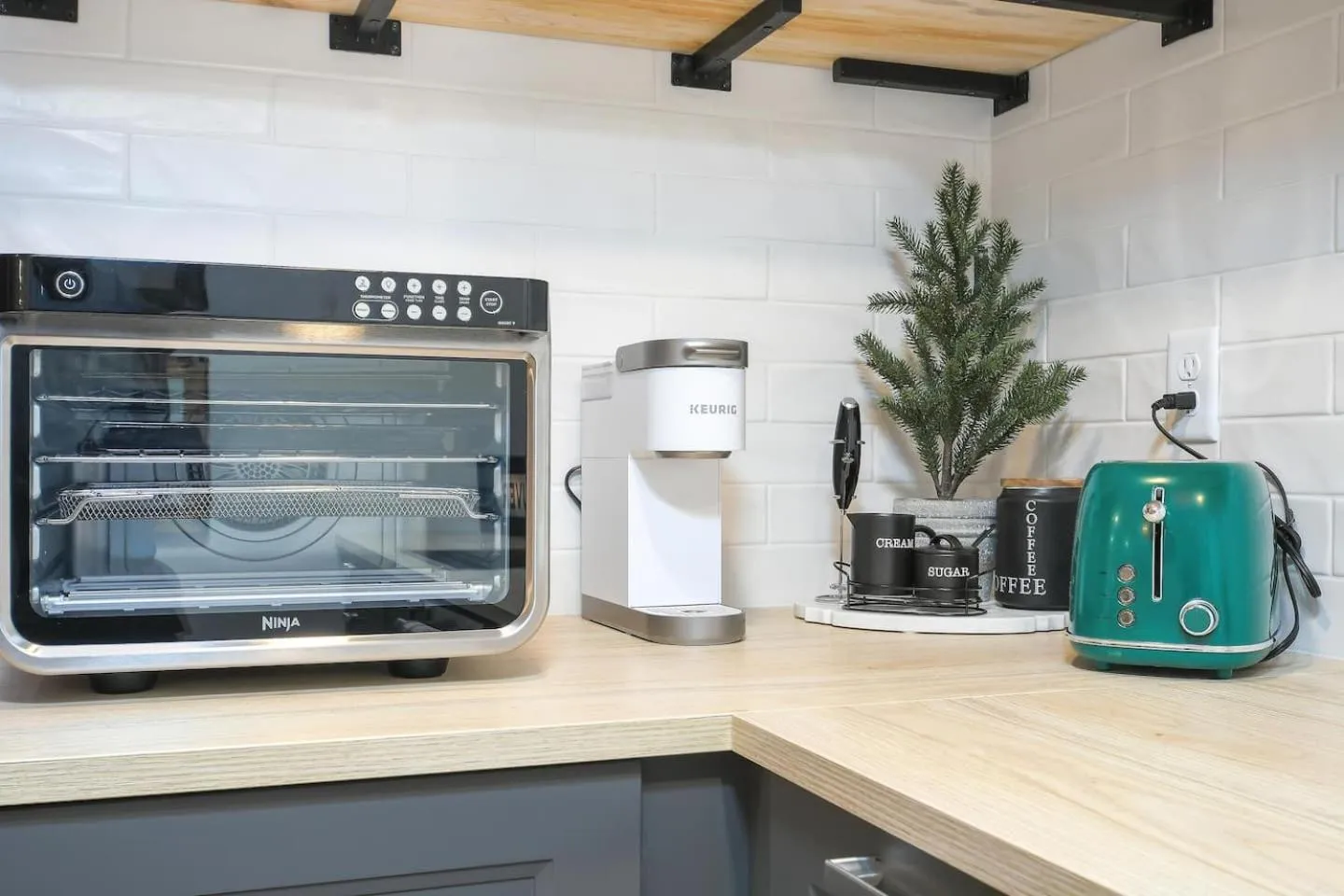 Bright & Modern Basement Apartment DT N'hood