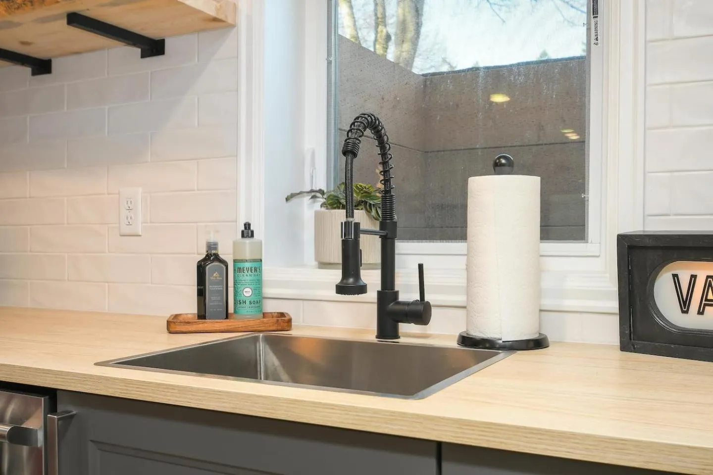 Bright & Modern Basement Apartment DT N'hood