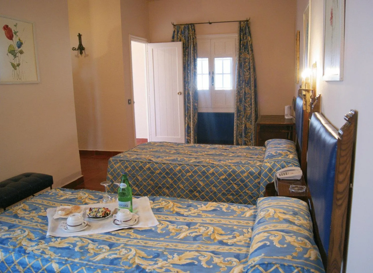 Photo of the whole room, Bed in Hotel Temple Pradorrey