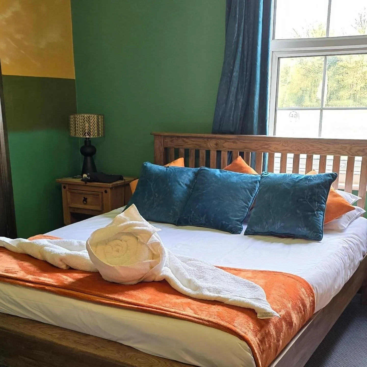 Bedroom, Bed in Stonehenge Inn