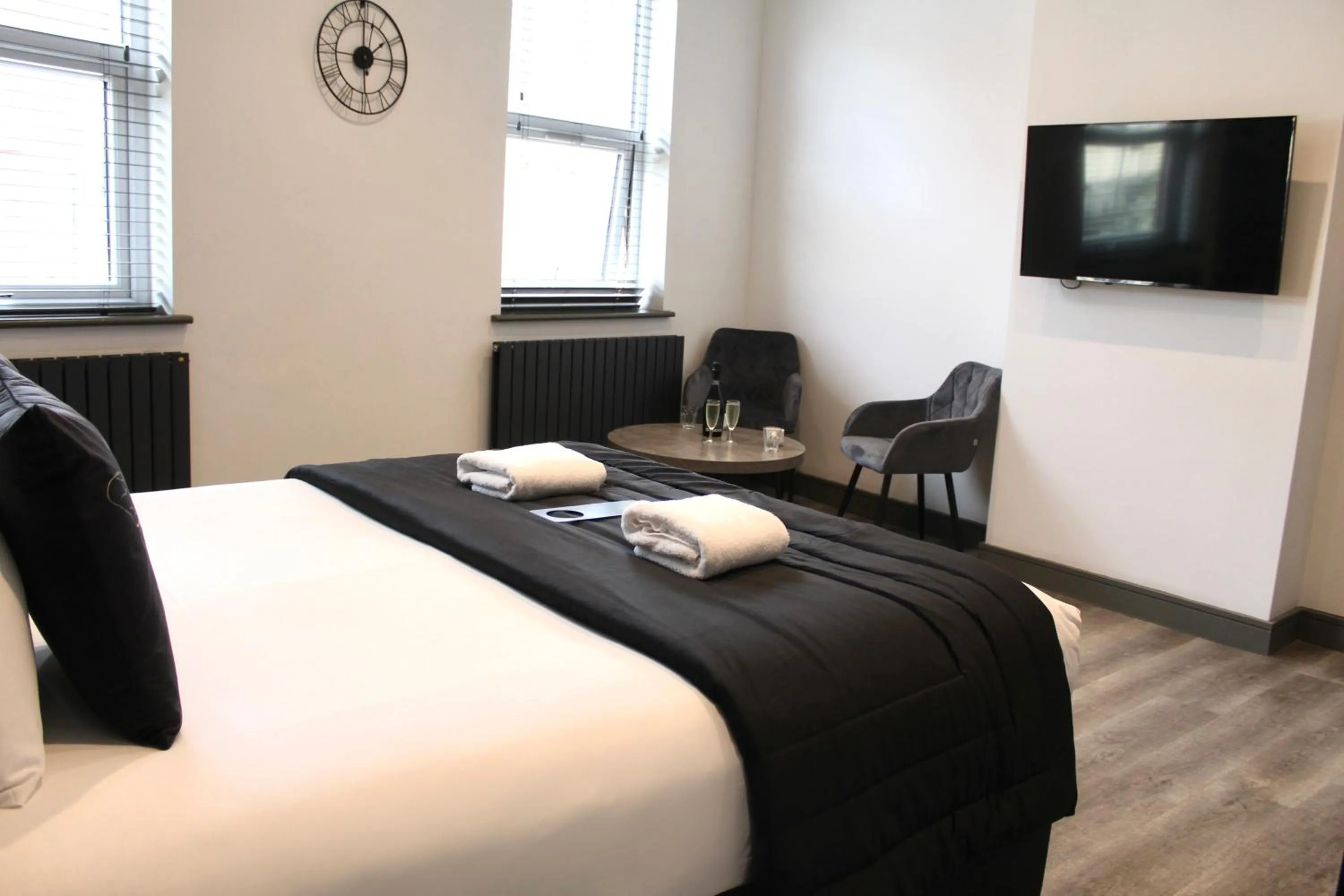 Shower, Bed in Black Lion Hotel Manchester