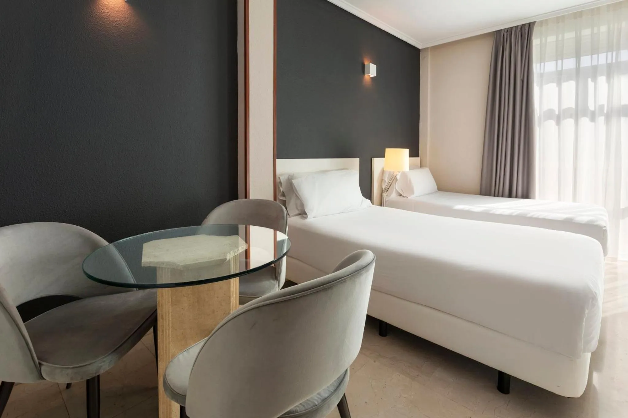 Photo of the whole room, Bed in Sercotel Togumar