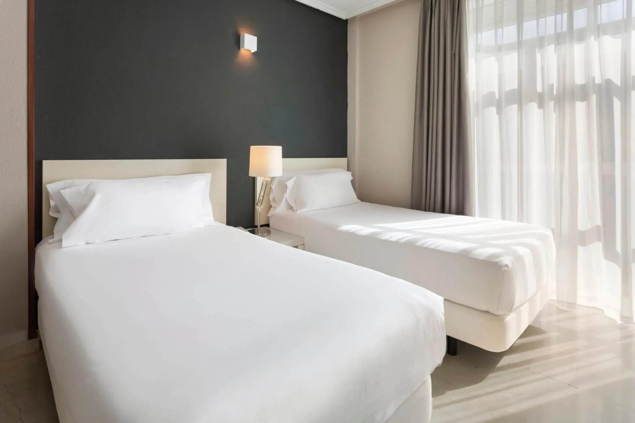 Photo of the whole room, Bed in Sercotel Togumar