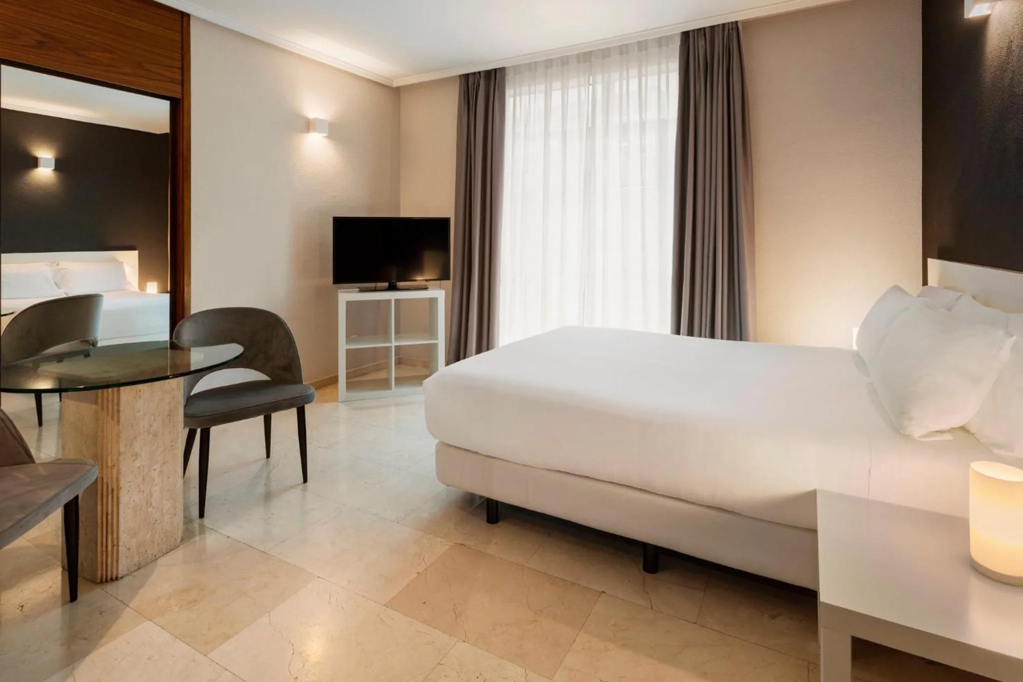 Photo of the whole room, Bed in Sercotel Togumar
