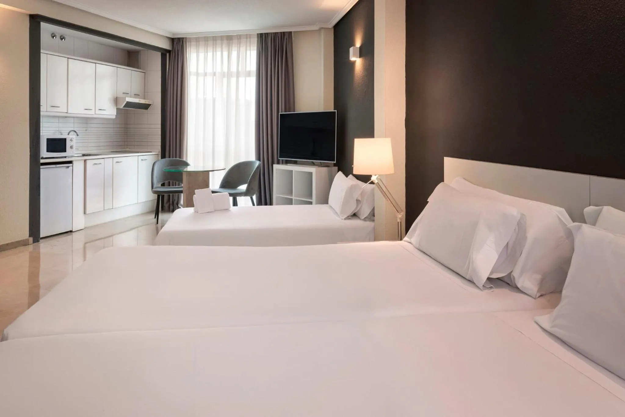 Photo of the whole room, Bed in Sercotel Togumar