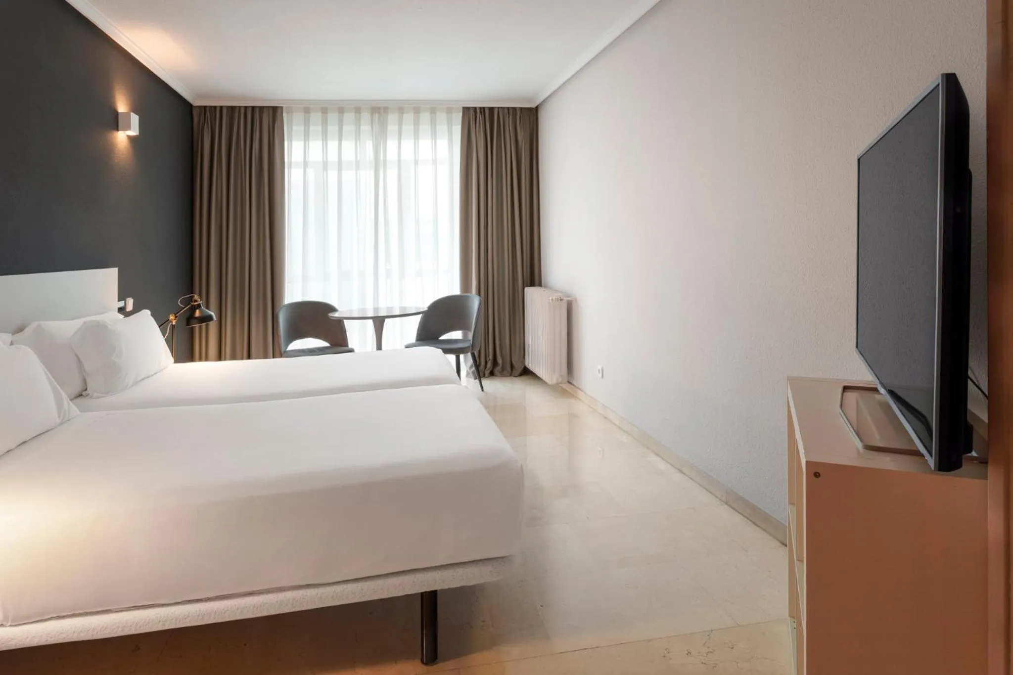 Photo of the whole room, Bed in Sercotel Togumar