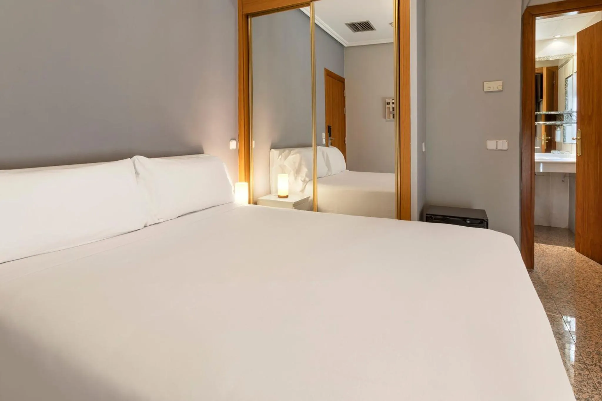 Photo of the whole room, Bed in Sercotel Togumar