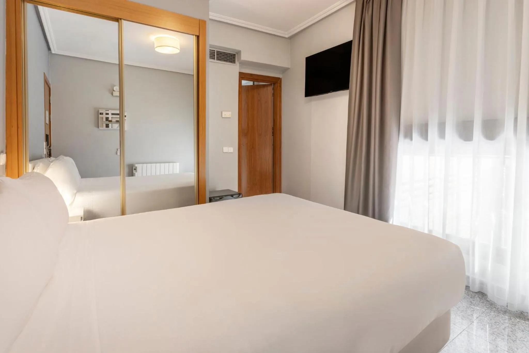 Photo of the whole room, Bed in Sercotel Togumar