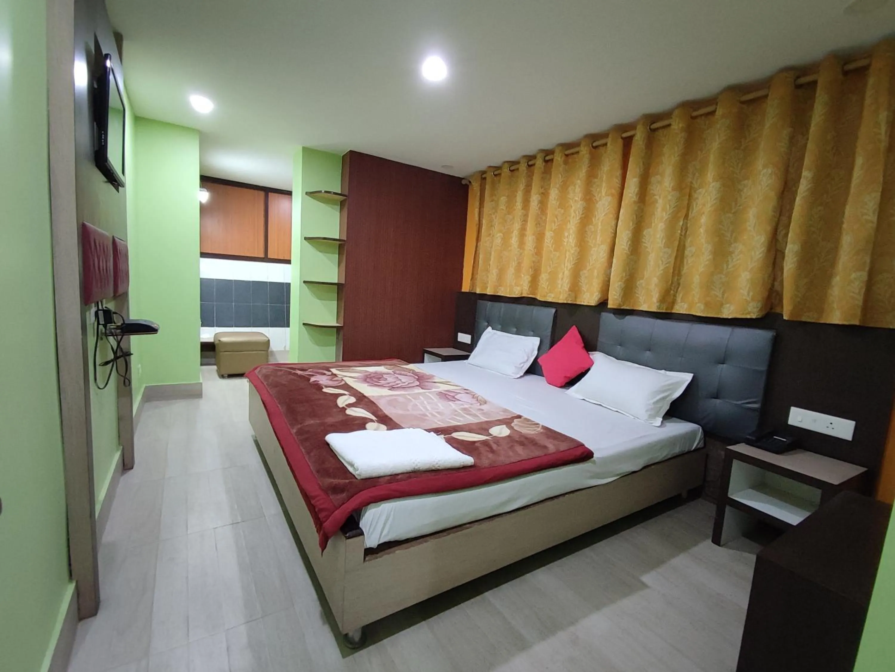Communal lounge/ TV room, Bed in Hotel La Casa