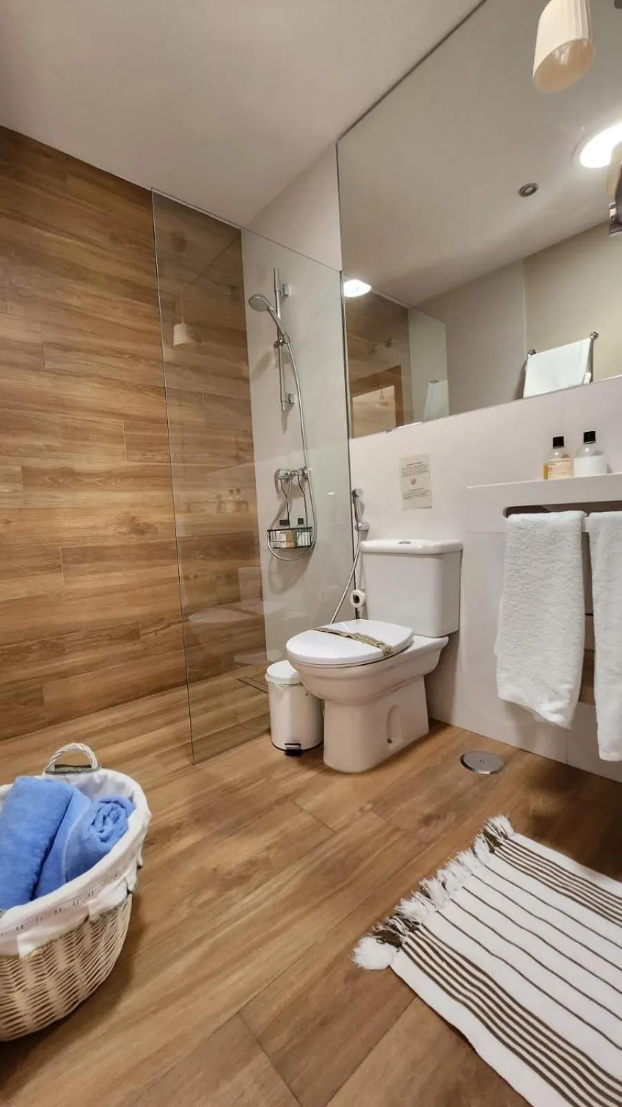 Shower in La Almunia del Valle