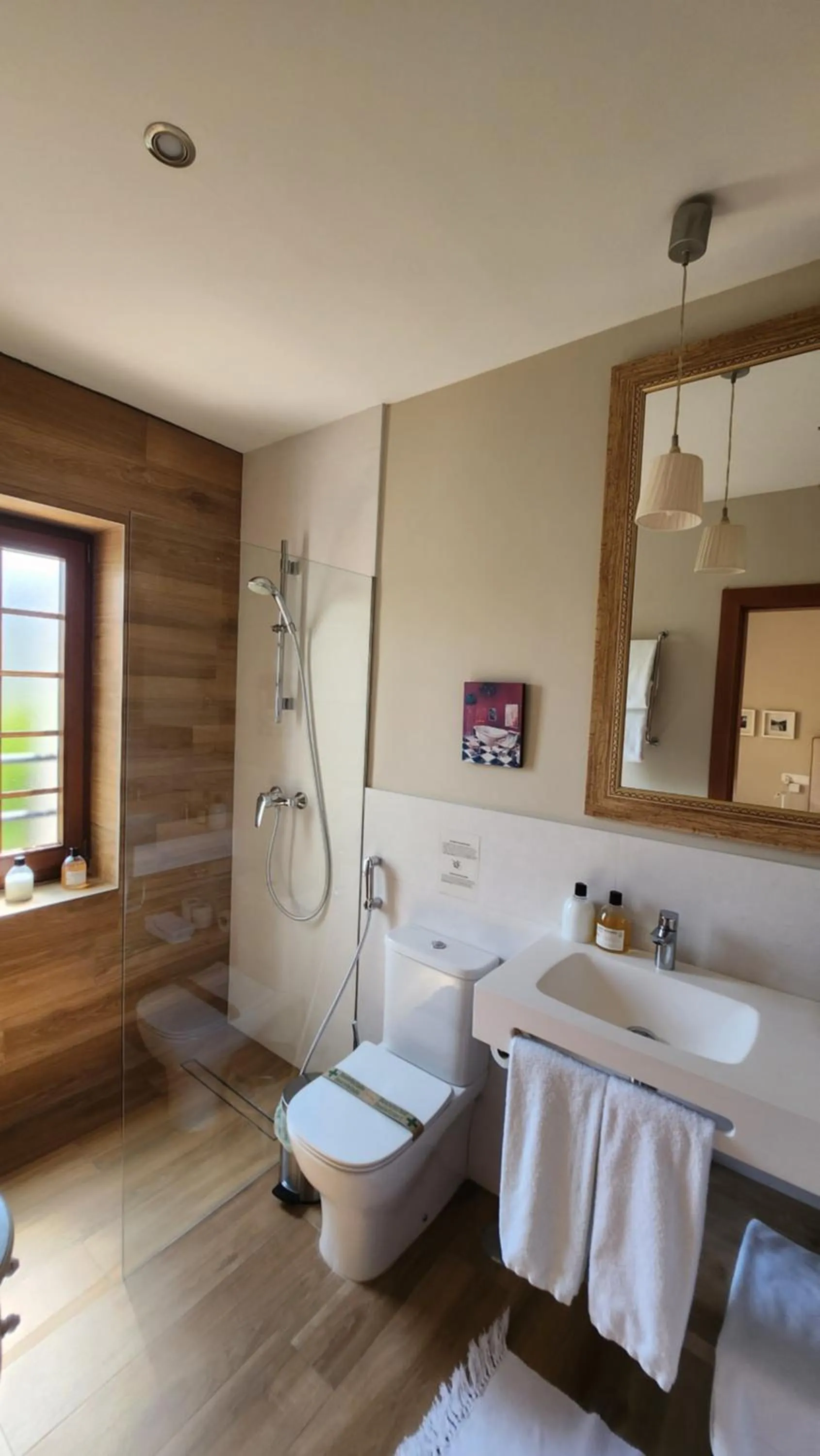 Shower in La Almunia del Valle