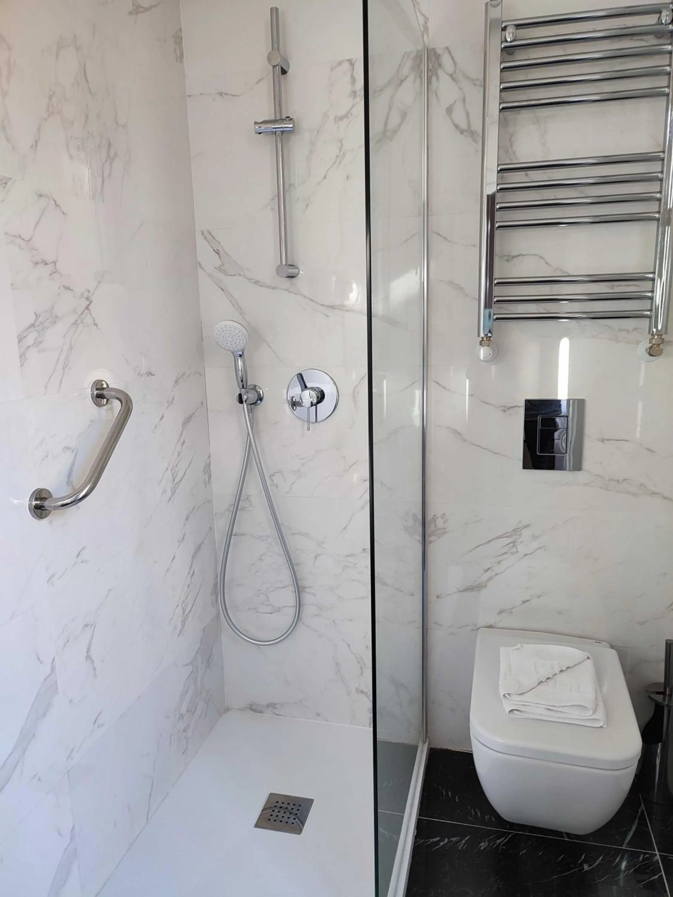 Shower in Hostal Manuela by gaiarooms