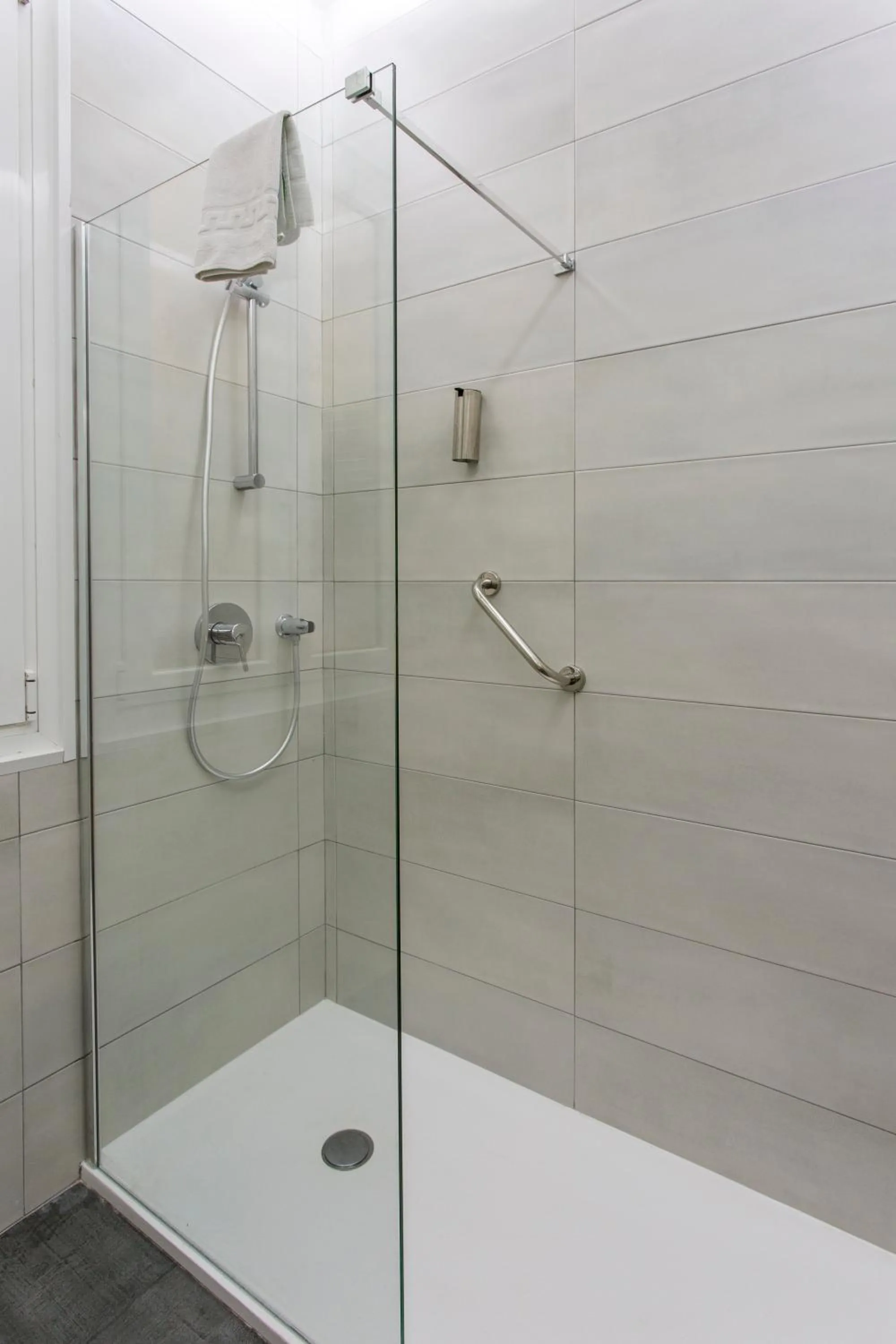 Shower in Hostal Manuela by gaiarooms