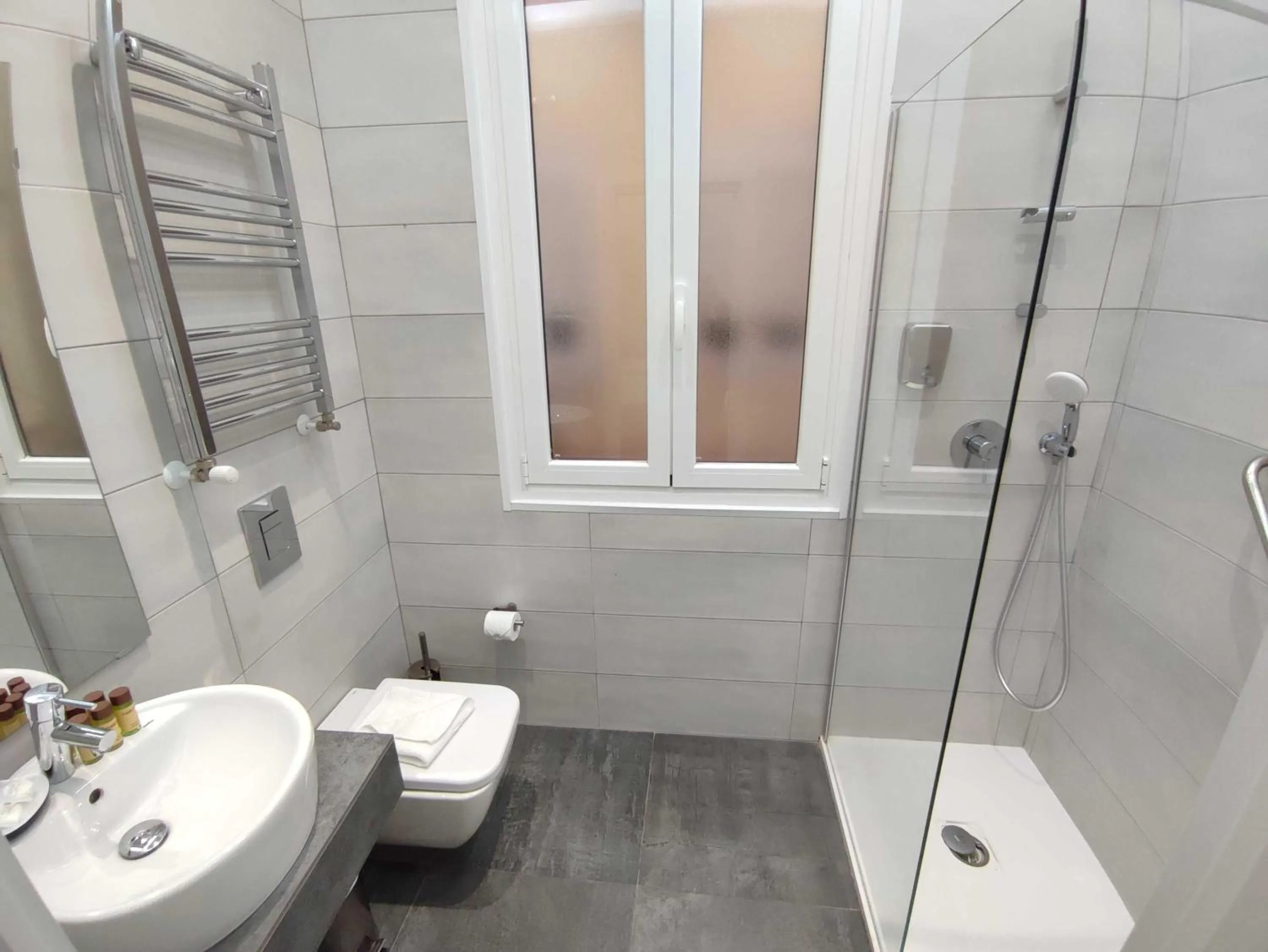 Shower in Hostal Manuela by gaiarooms