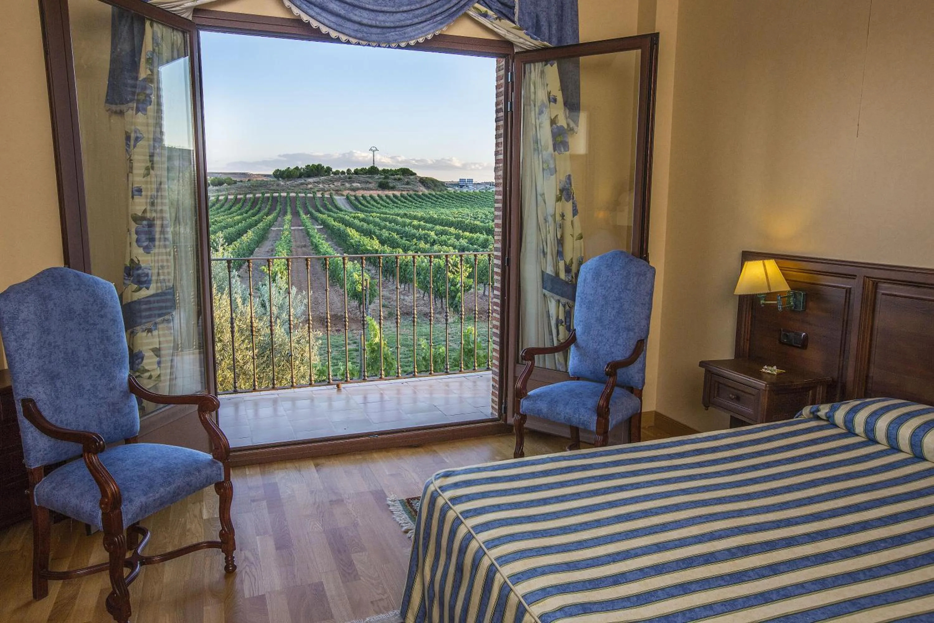 Balcony/Terrace, Bed in Hotel Spa Tudanca Aranda