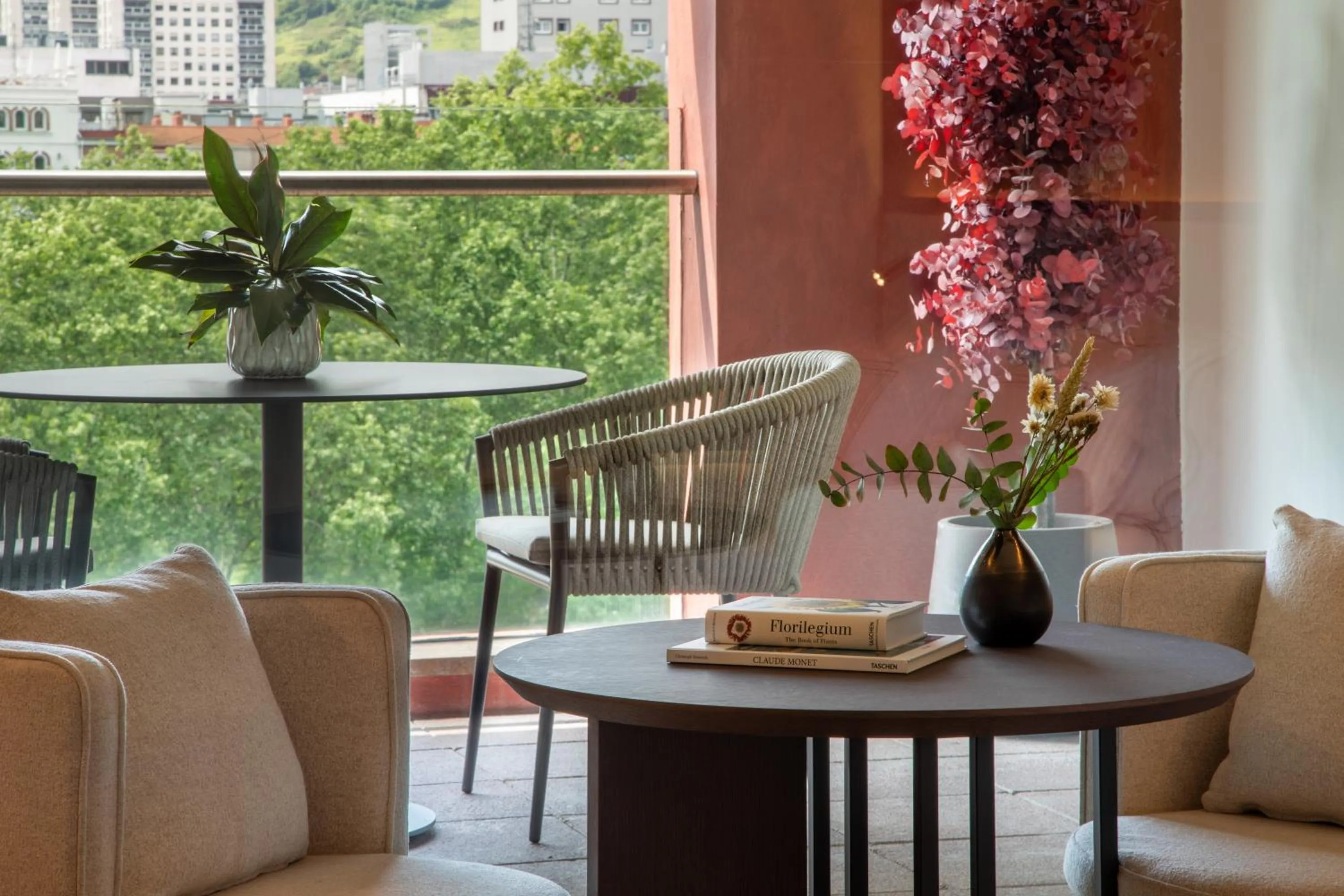 Living room in Hotel Meliá Bilbao