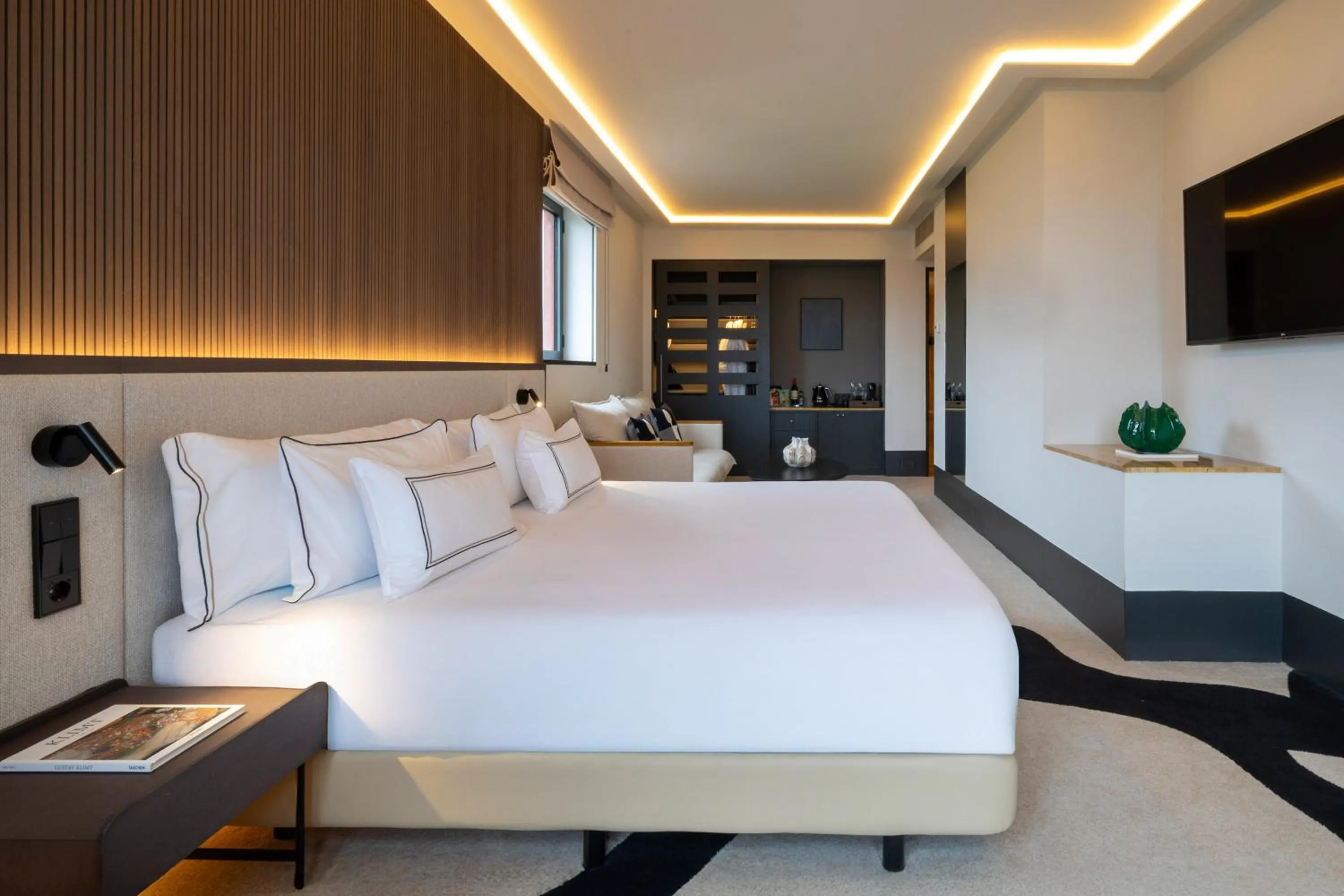 Communal lounge/ TV room, Bed in Hotel Meliá Bilbao