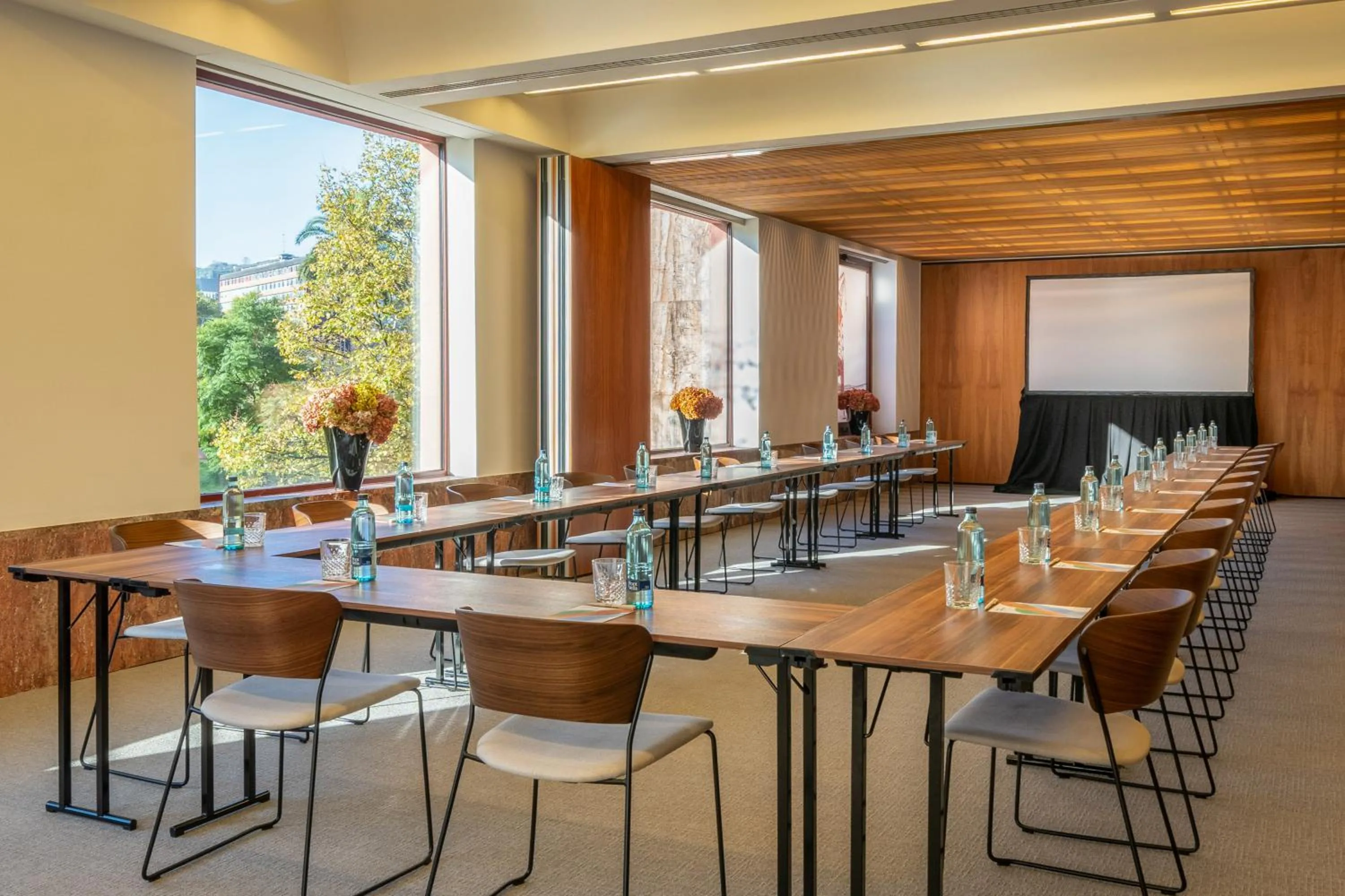 Seating area in Hotel Meliá Bilbao
