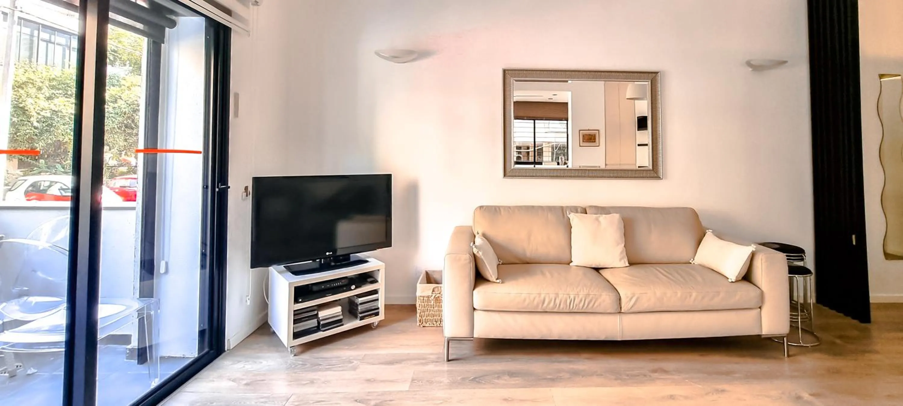 TV and multimedia in BnBIsrael apartments - Rupin Nacre