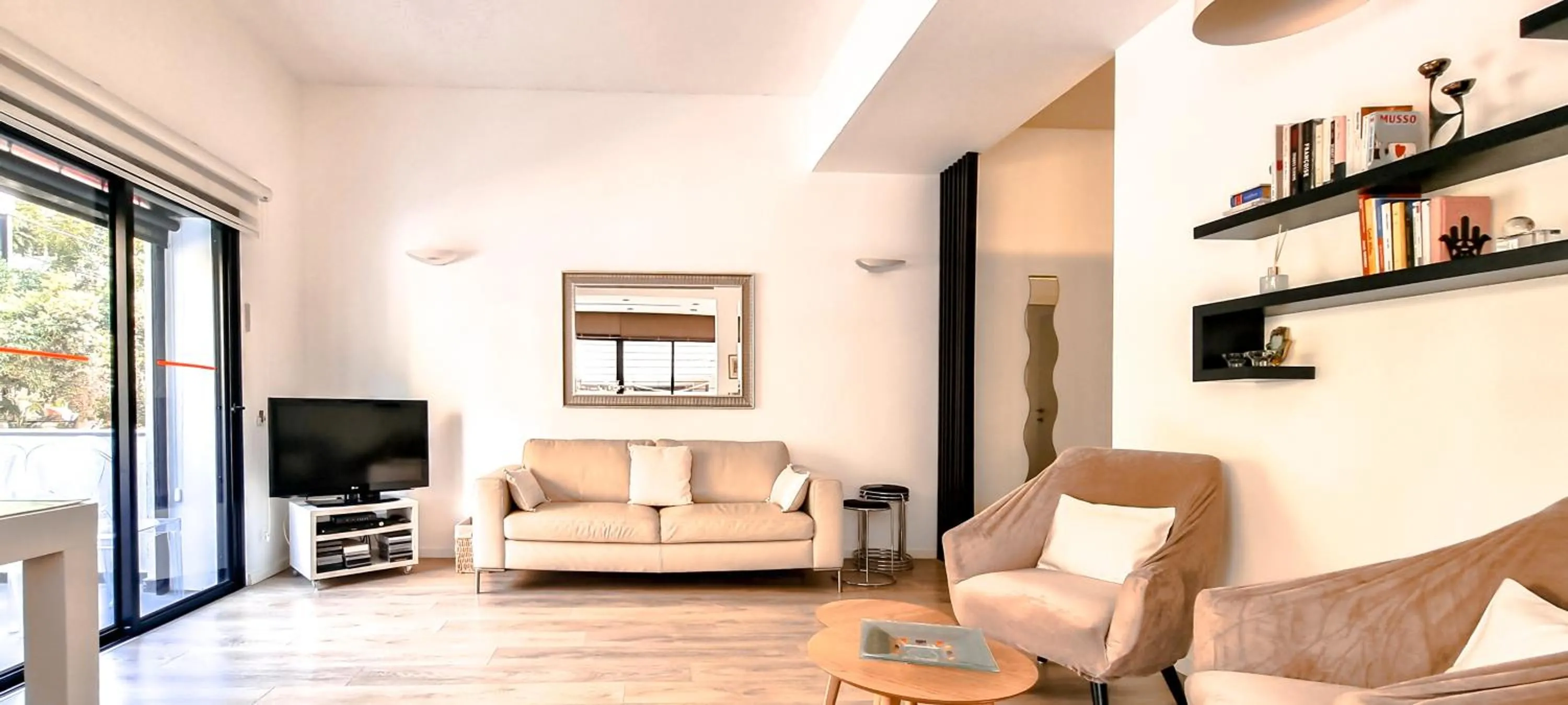 TV and multimedia in BnBIsrael apartments - Rupin Nacre