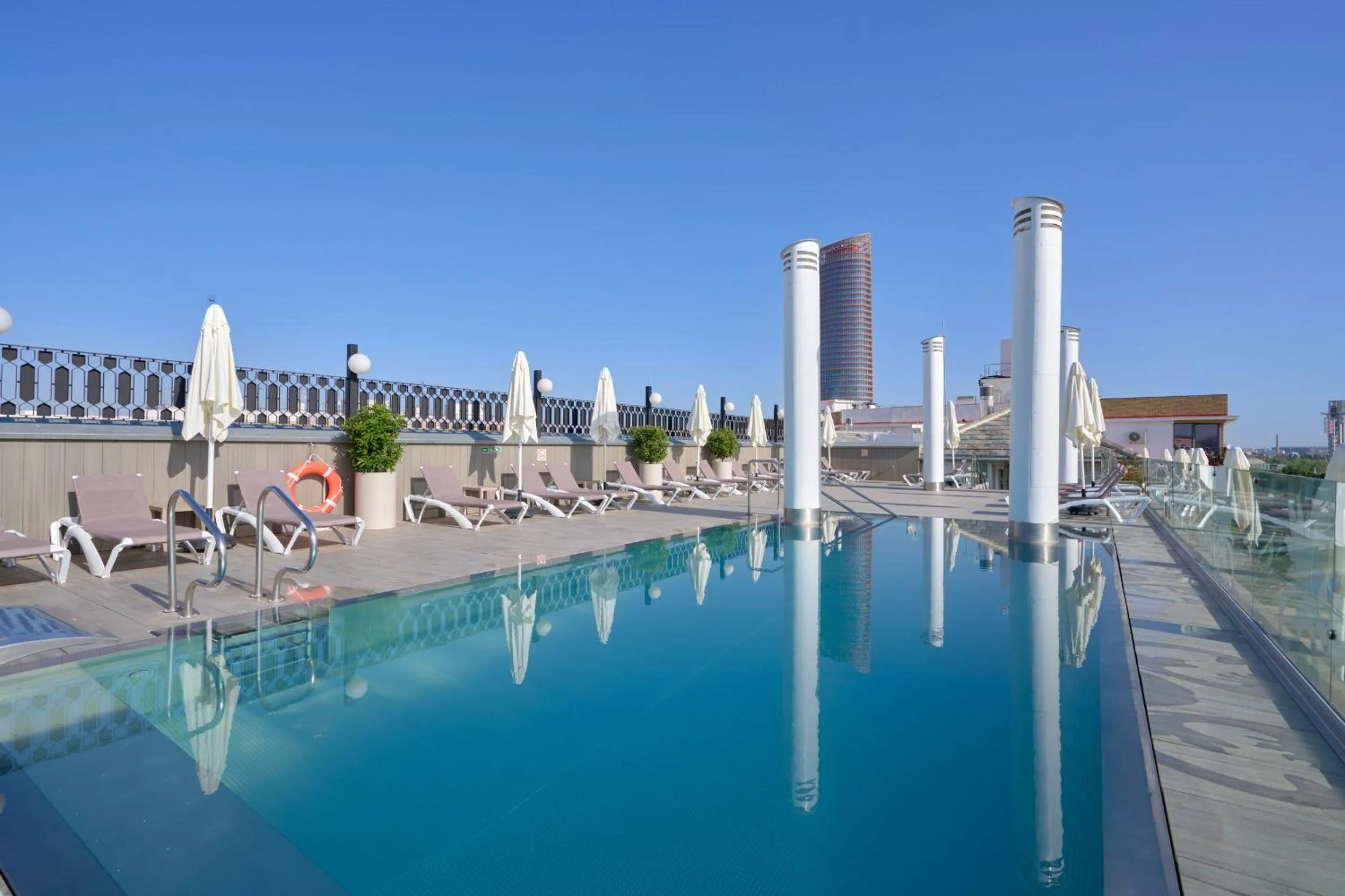 Swimming pool in Monte Triana