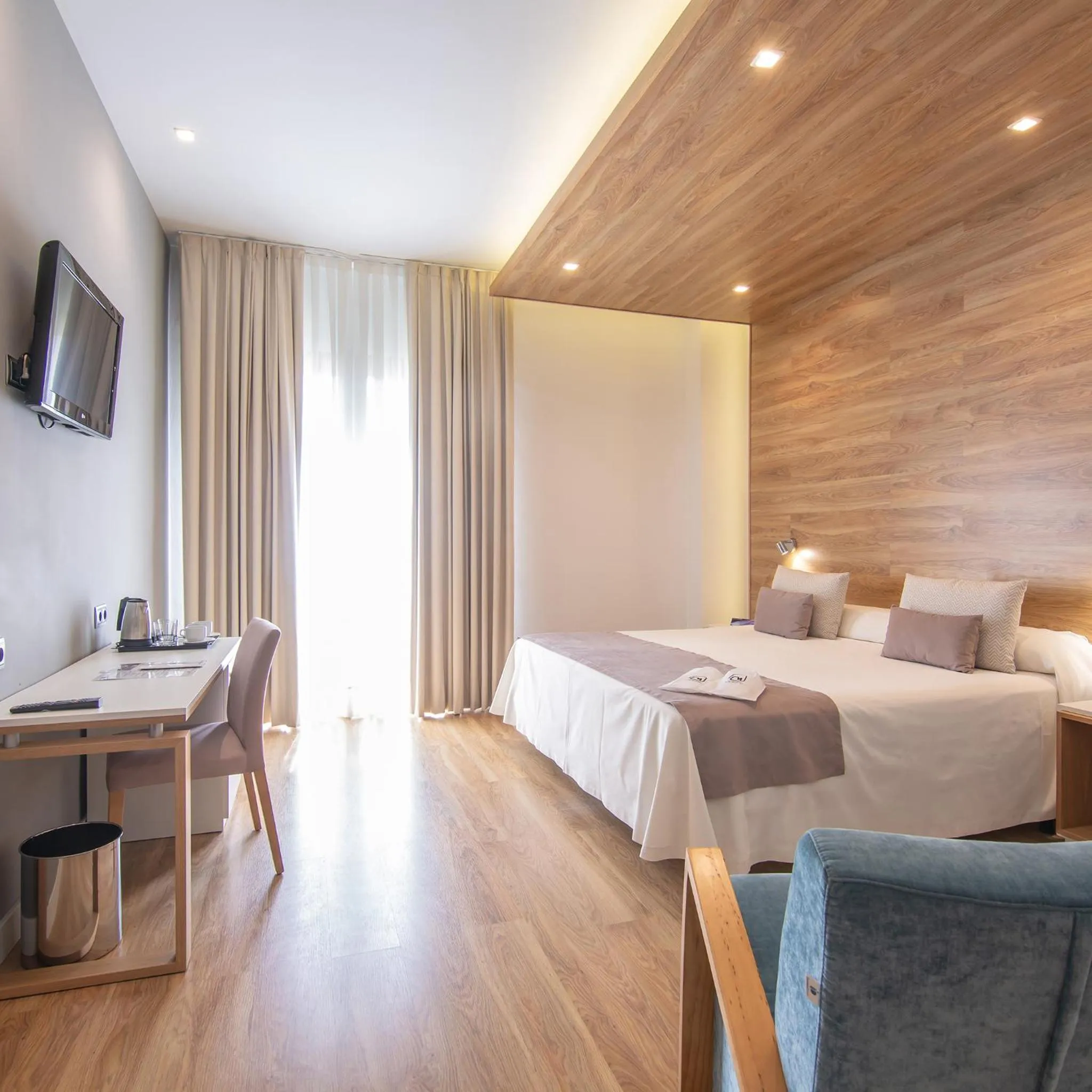 Toilet, Bed in Hotel Monte Puertatierra