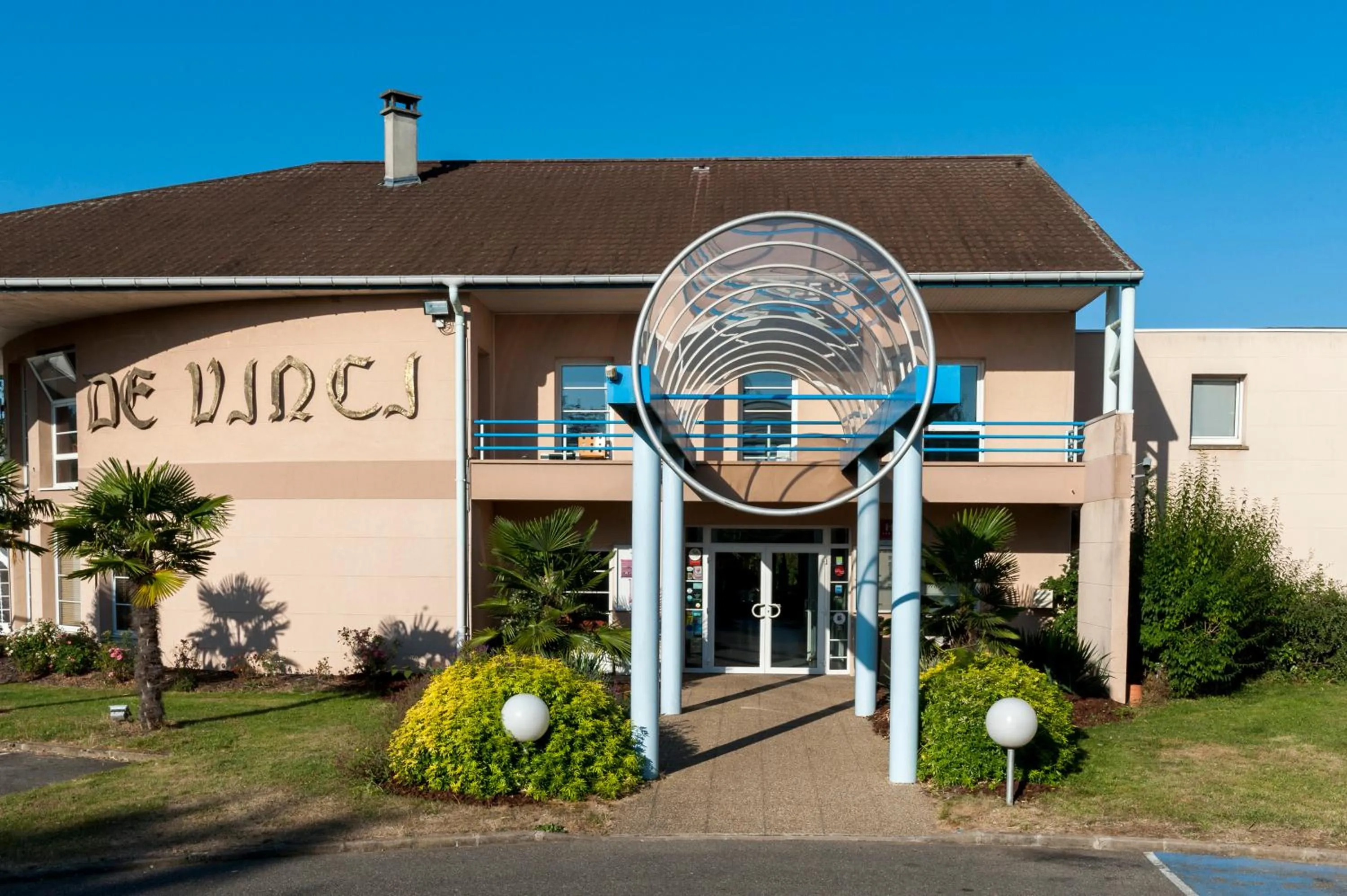 Facade/entrance in Espace Leonard De Vinci