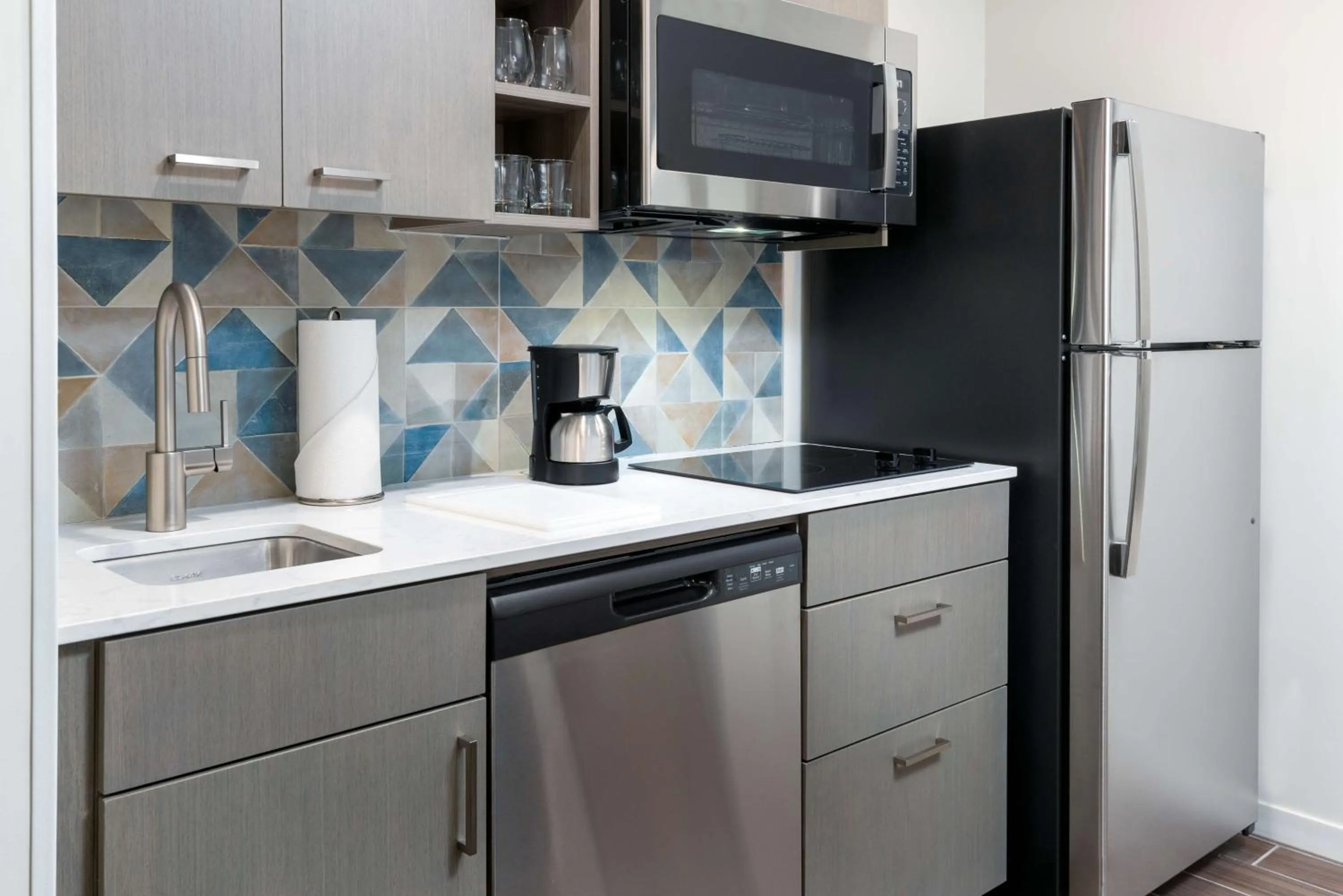 Kitchen or kitchenette in Hyatt House Orlando Airport