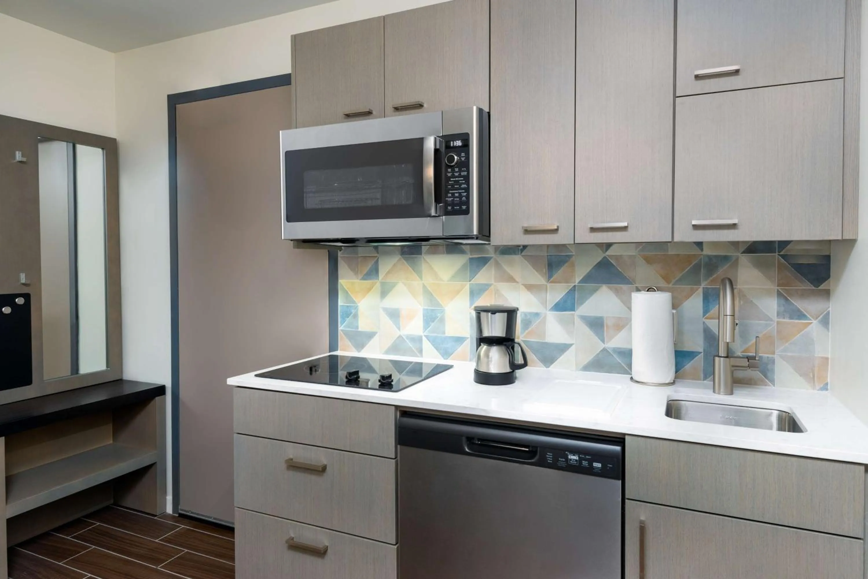 Kitchen or kitchenette in Hyatt House Orlando Airport