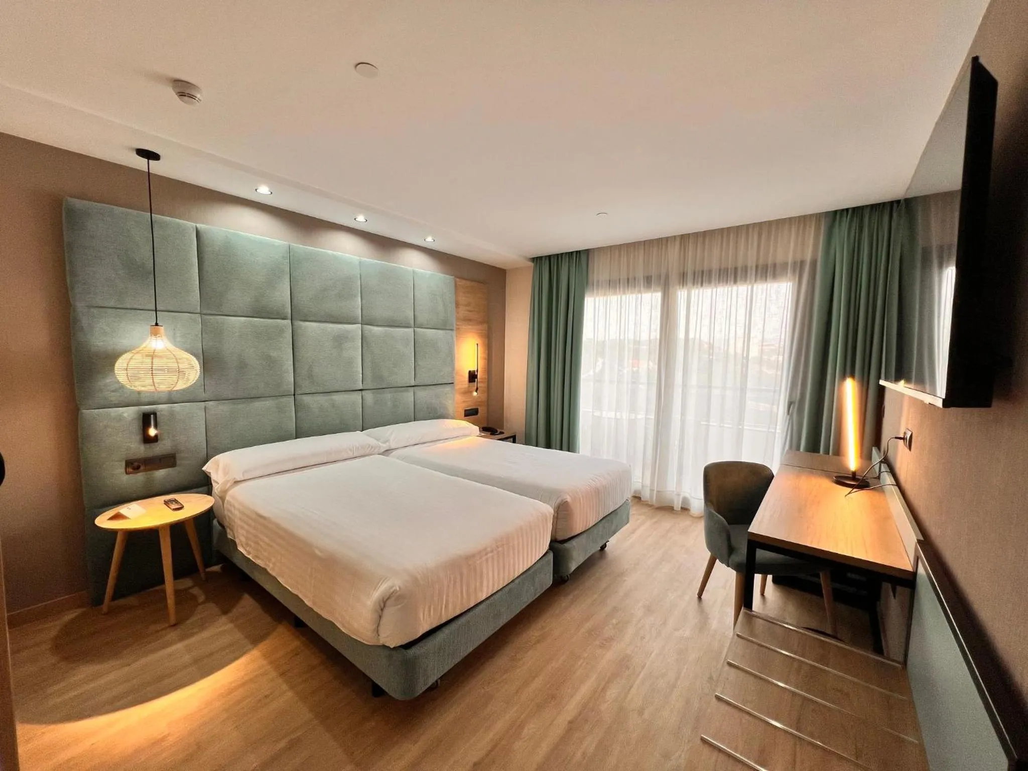 Photo of the whole room, Bed in Sercotel Maya Alicante