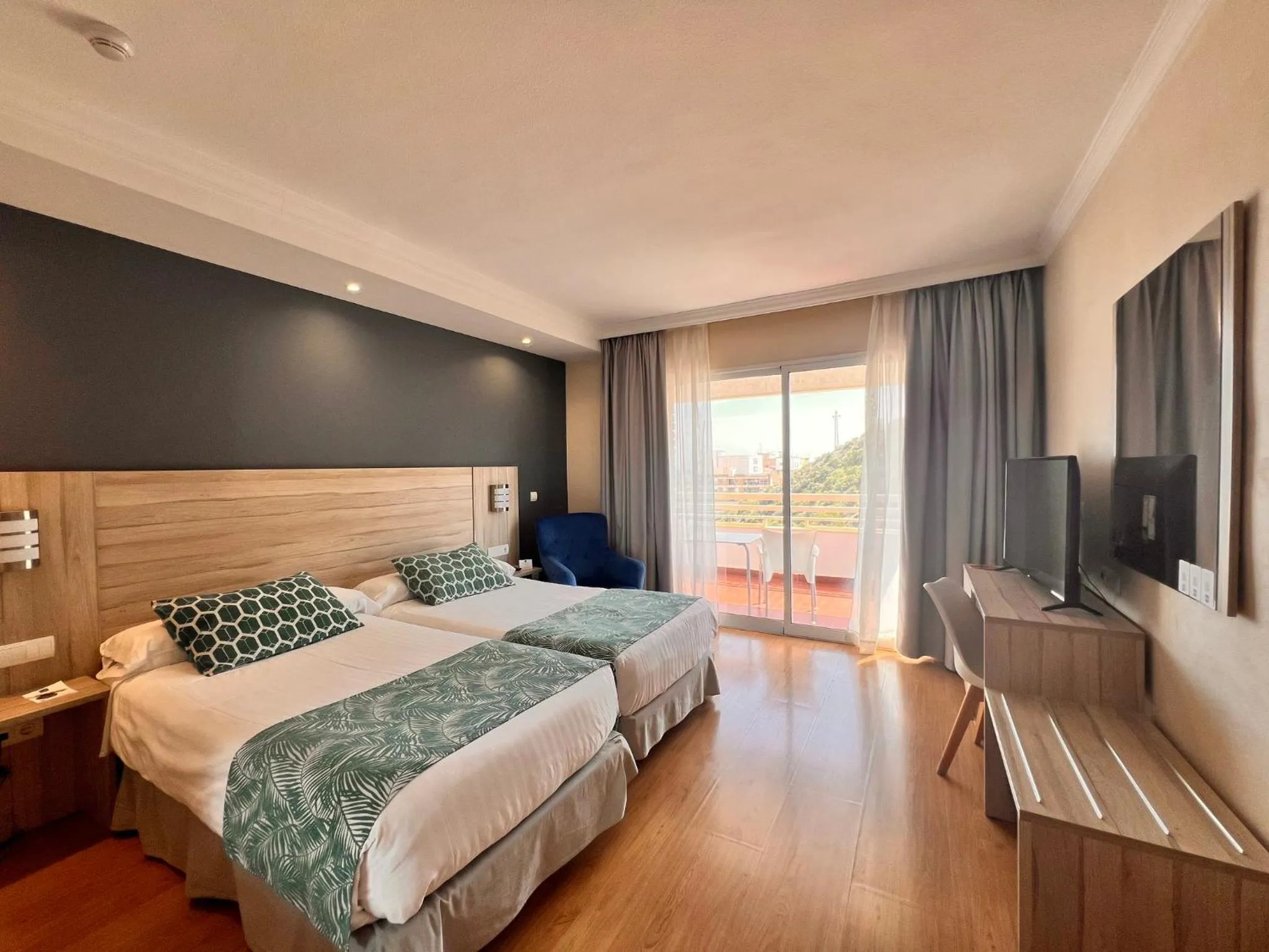Photo of the whole room, Bed in Sercotel Maya Alicante