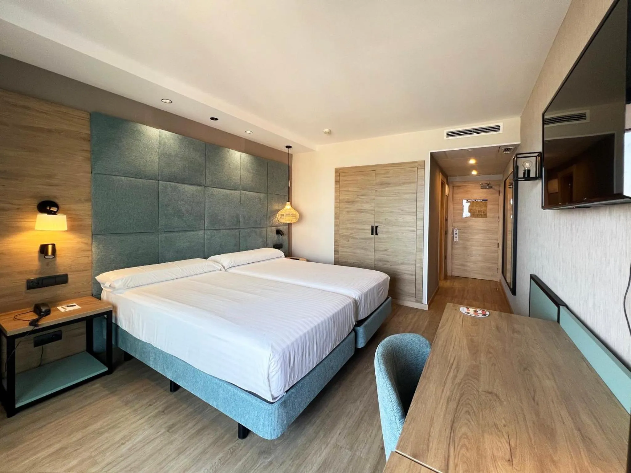 Photo of the whole room, Bed in Sercotel Maya Alicante