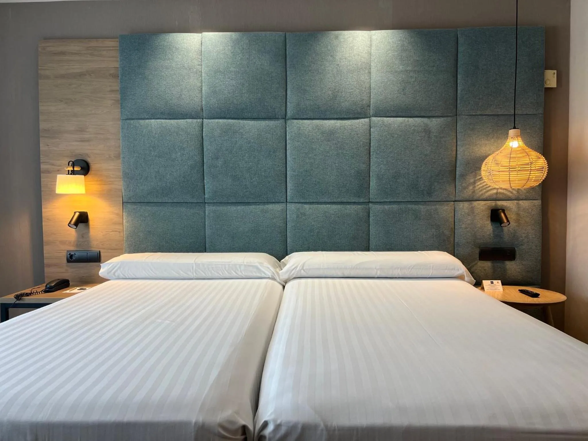 Photo of the whole room, Bed in Sercotel Maya Alicante