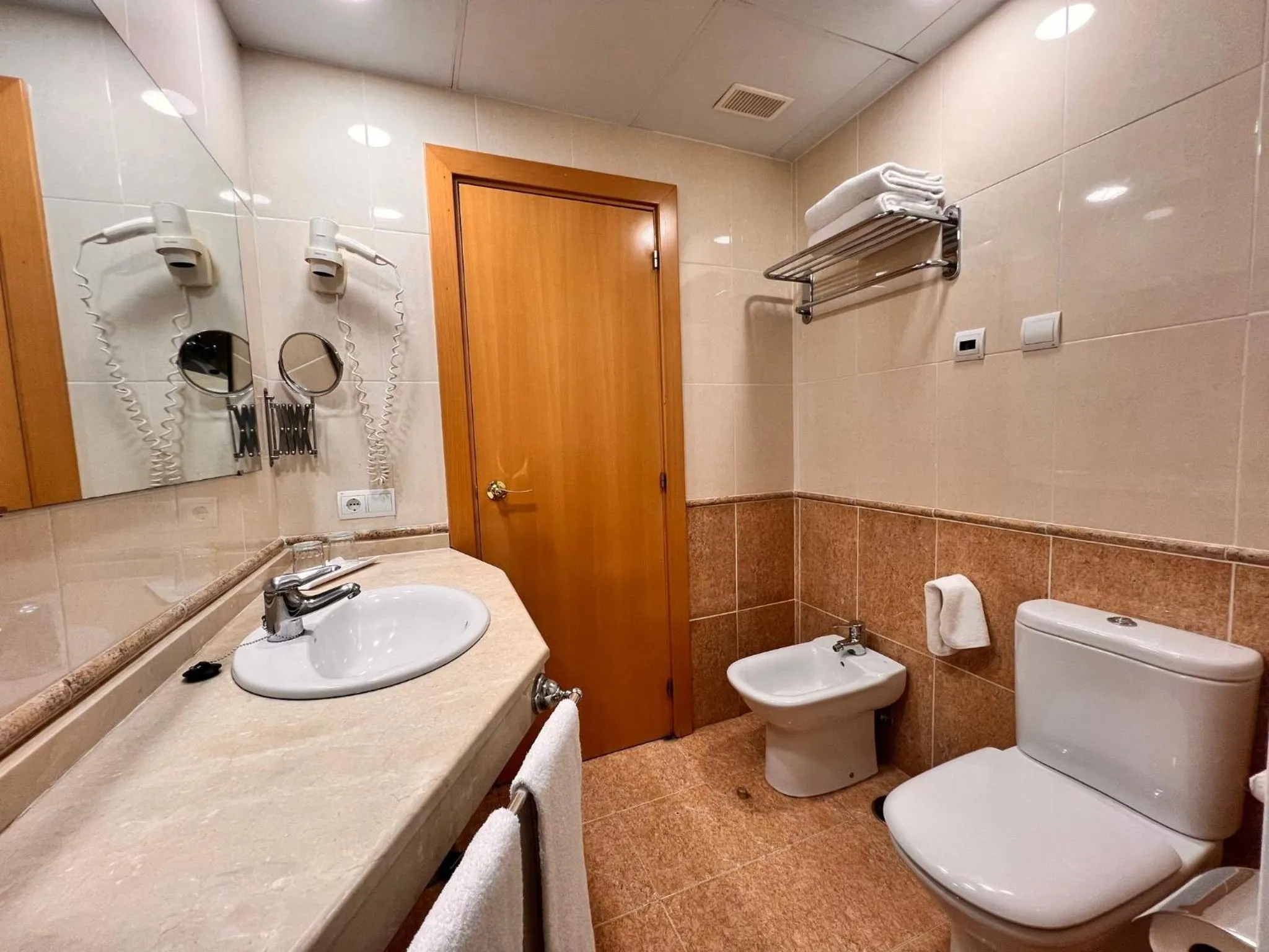 Photo of the whole room in Sercotel Maya Alicante