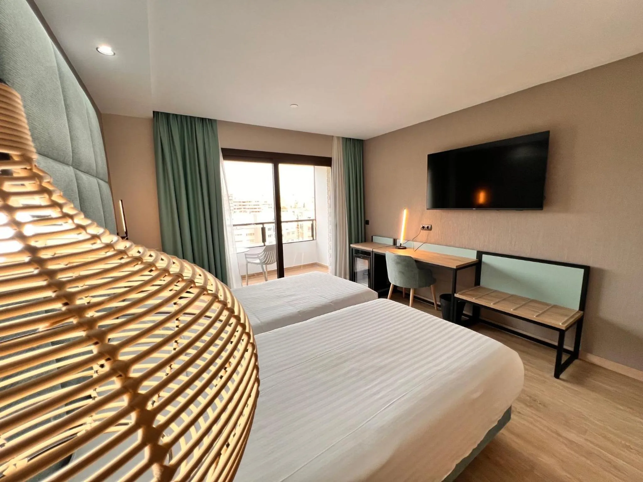 Photo of the whole room, Bed in Sercotel Maya Alicante