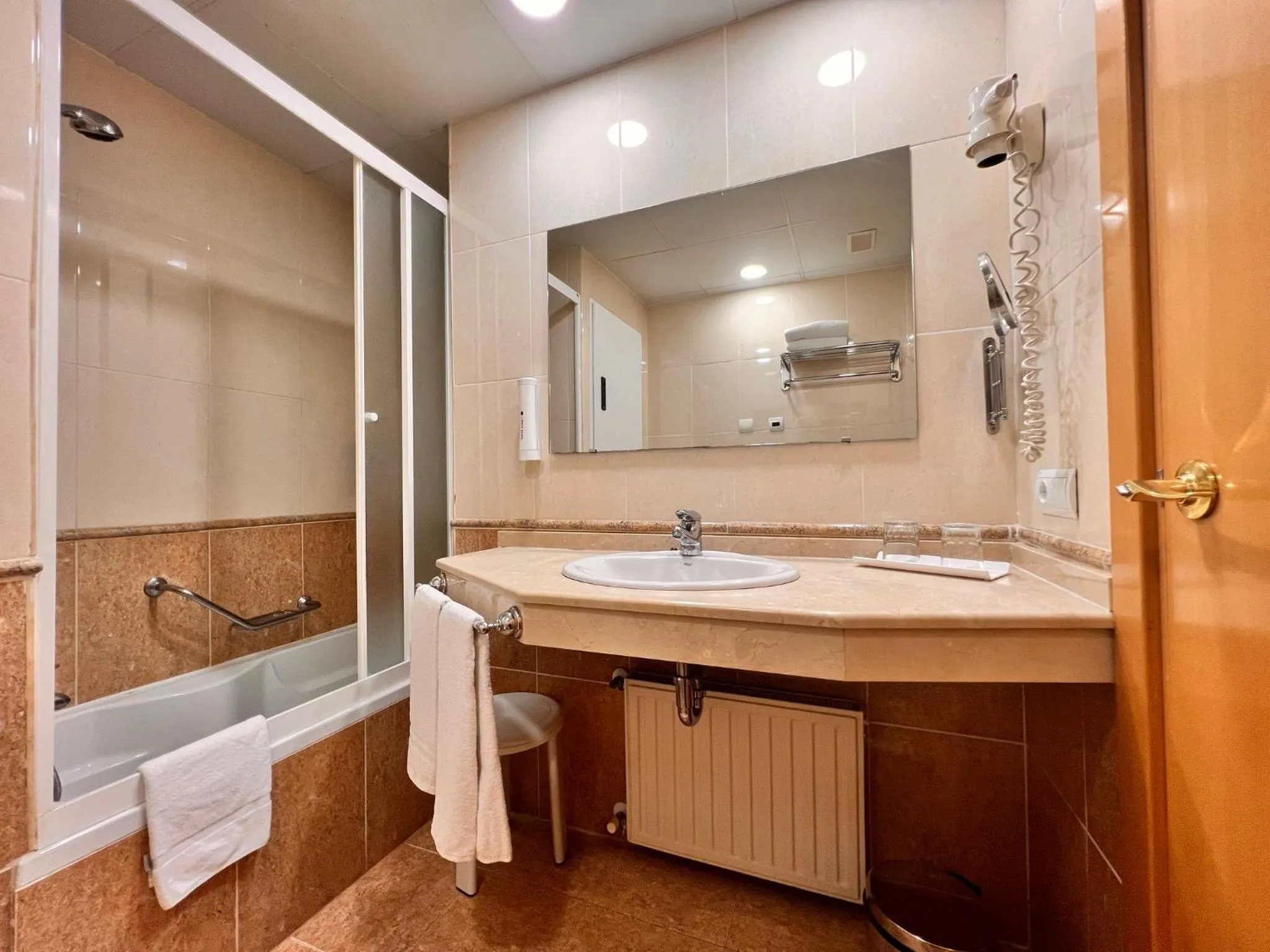 Photo of the whole room in Sercotel Maya Alicante