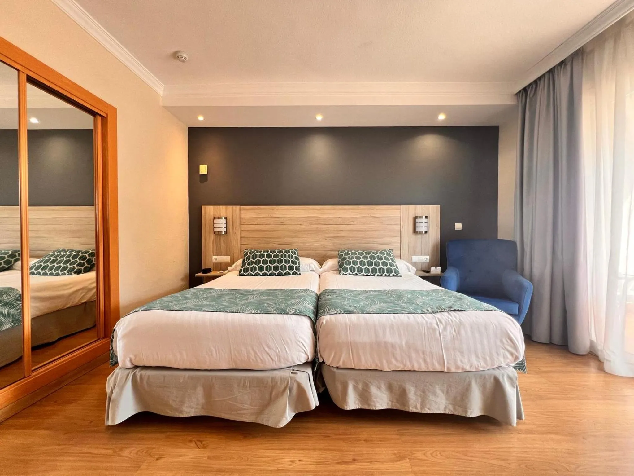 Photo of the whole room, Bed in Sercotel Maya Alicante
