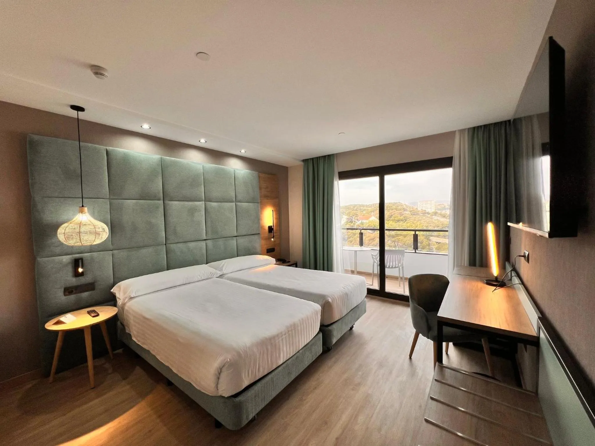 Photo of the whole room, Bed in Sercotel Maya Alicante