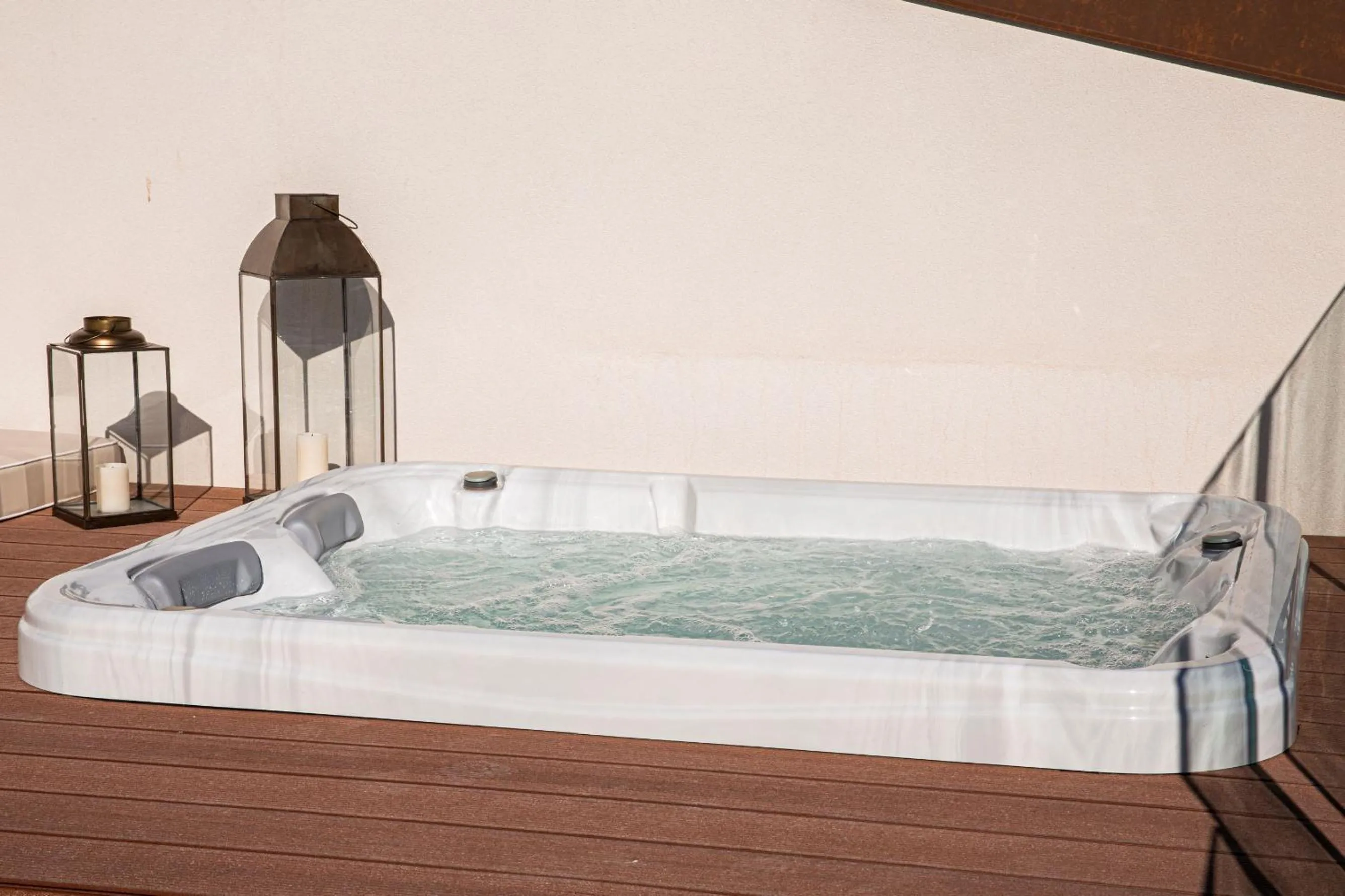 Hot Tub in Costamante Suites & Spa