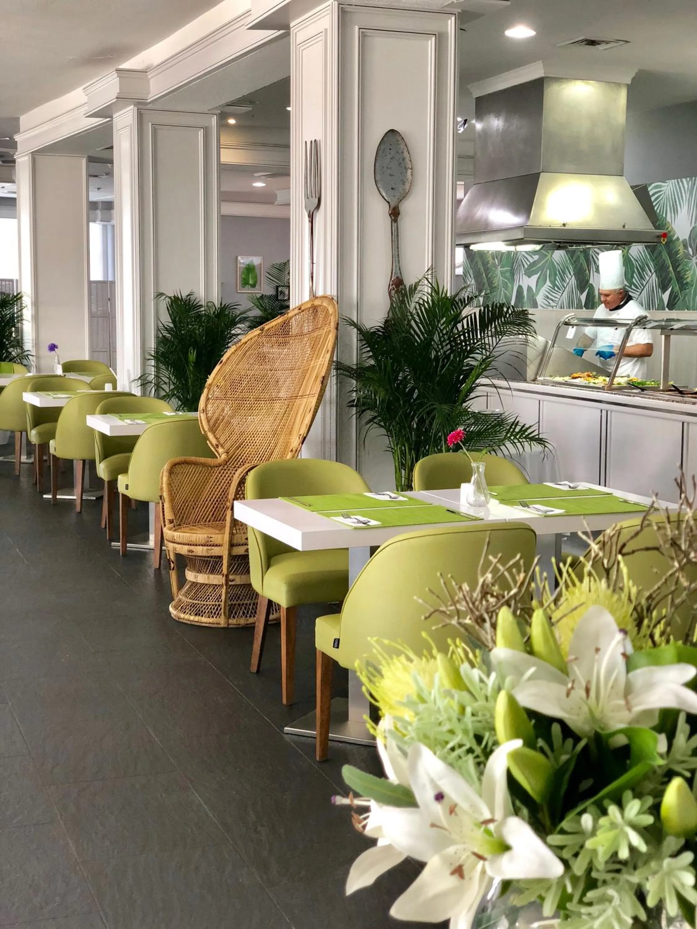 Restaurant/places to eat in TRH Paraíso