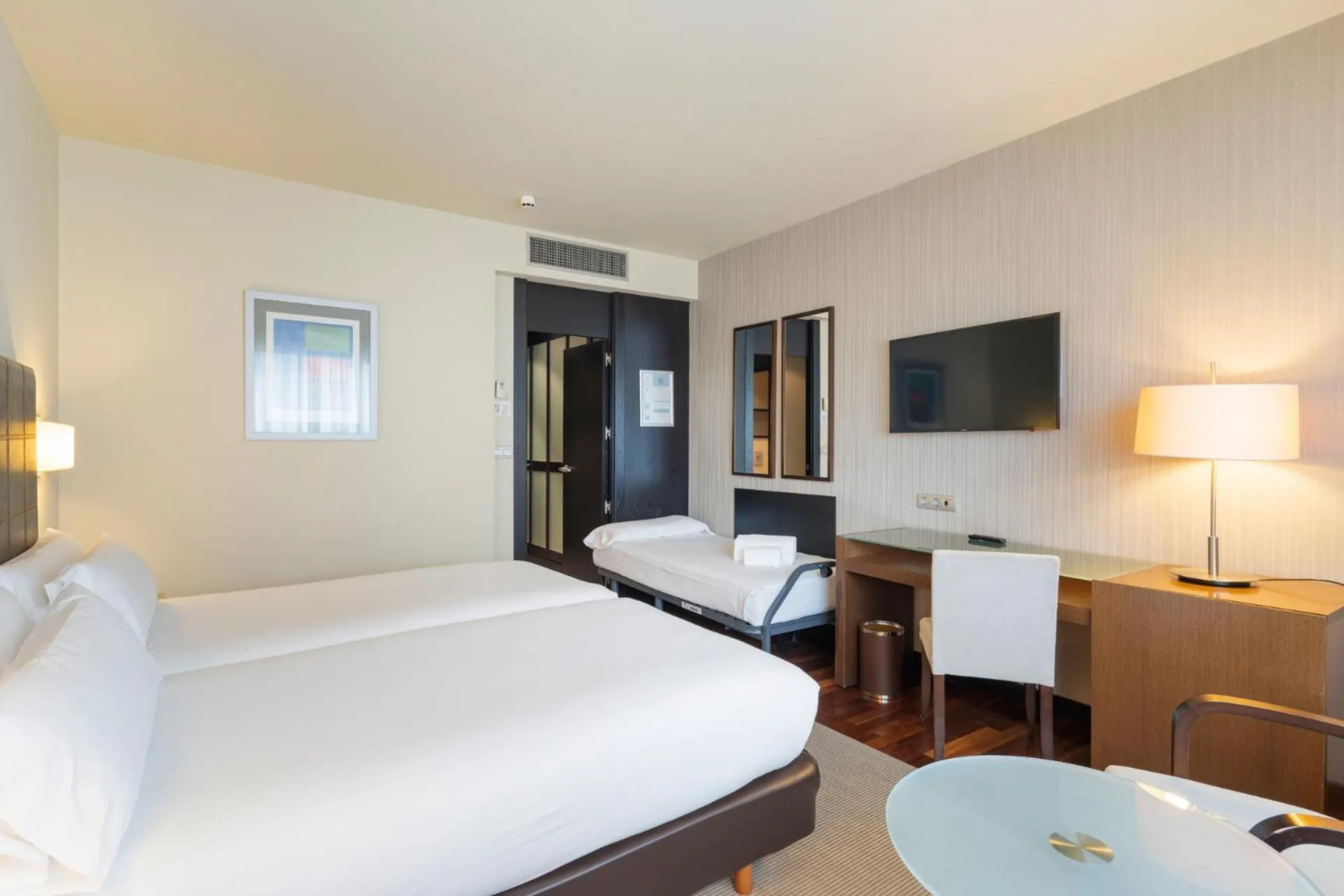 Photo of the whole room, Bed in Attica21 Coruña