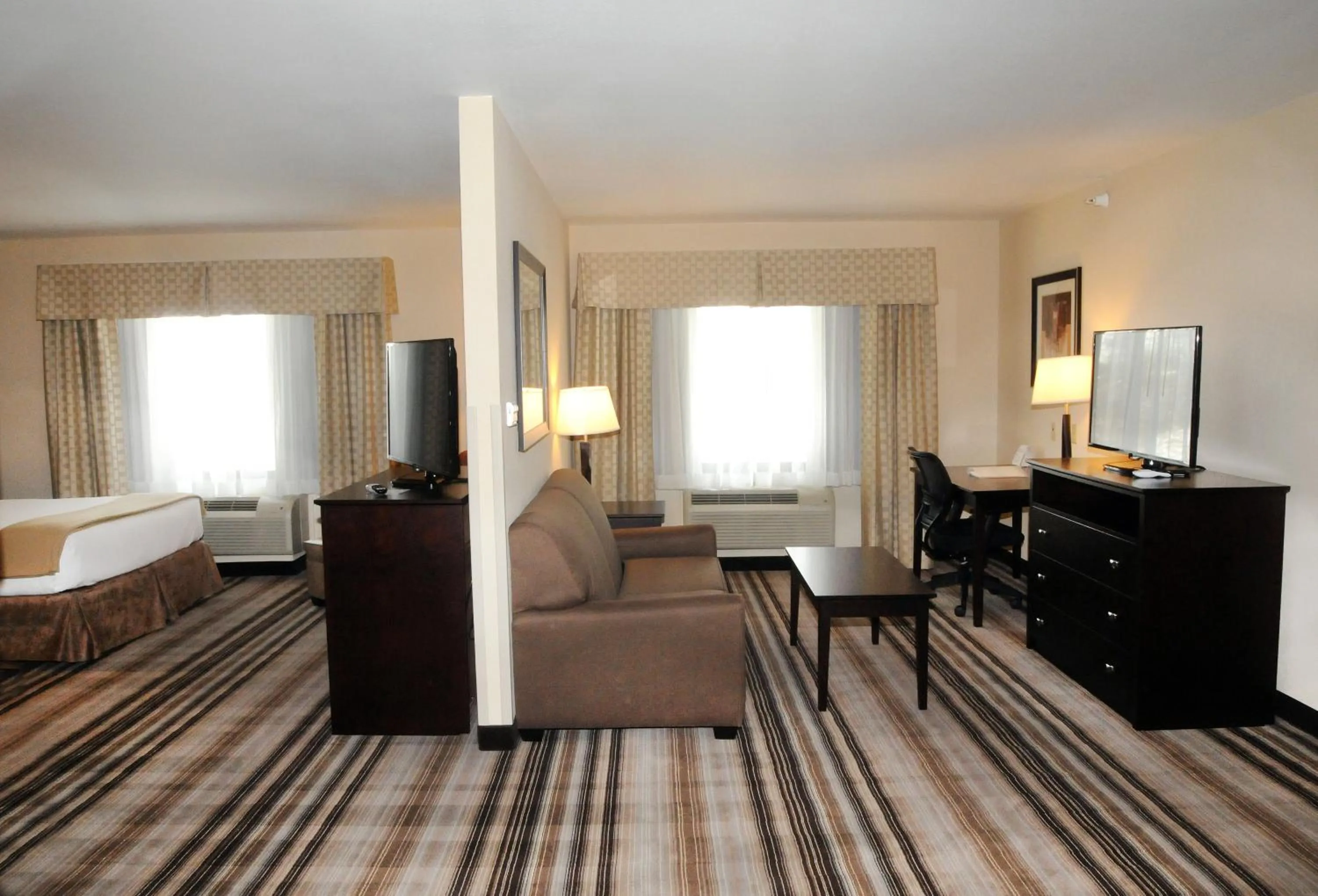Photo of the whole room, Bed in Holiday Inn Express & Suites Cambridge by IHG