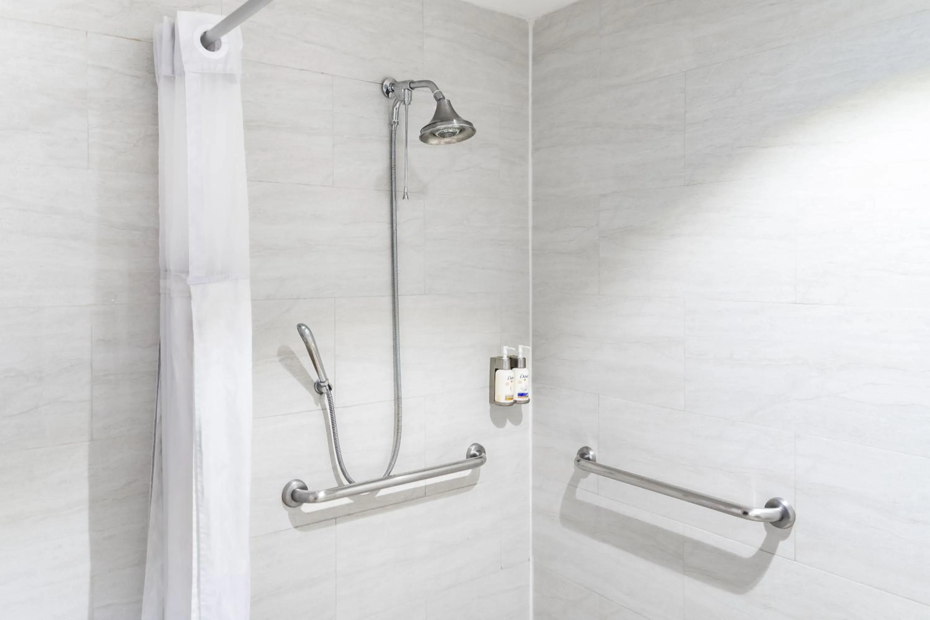 Shower in Holiday Inn Express & Suites Puebla Angelopolis by IHG