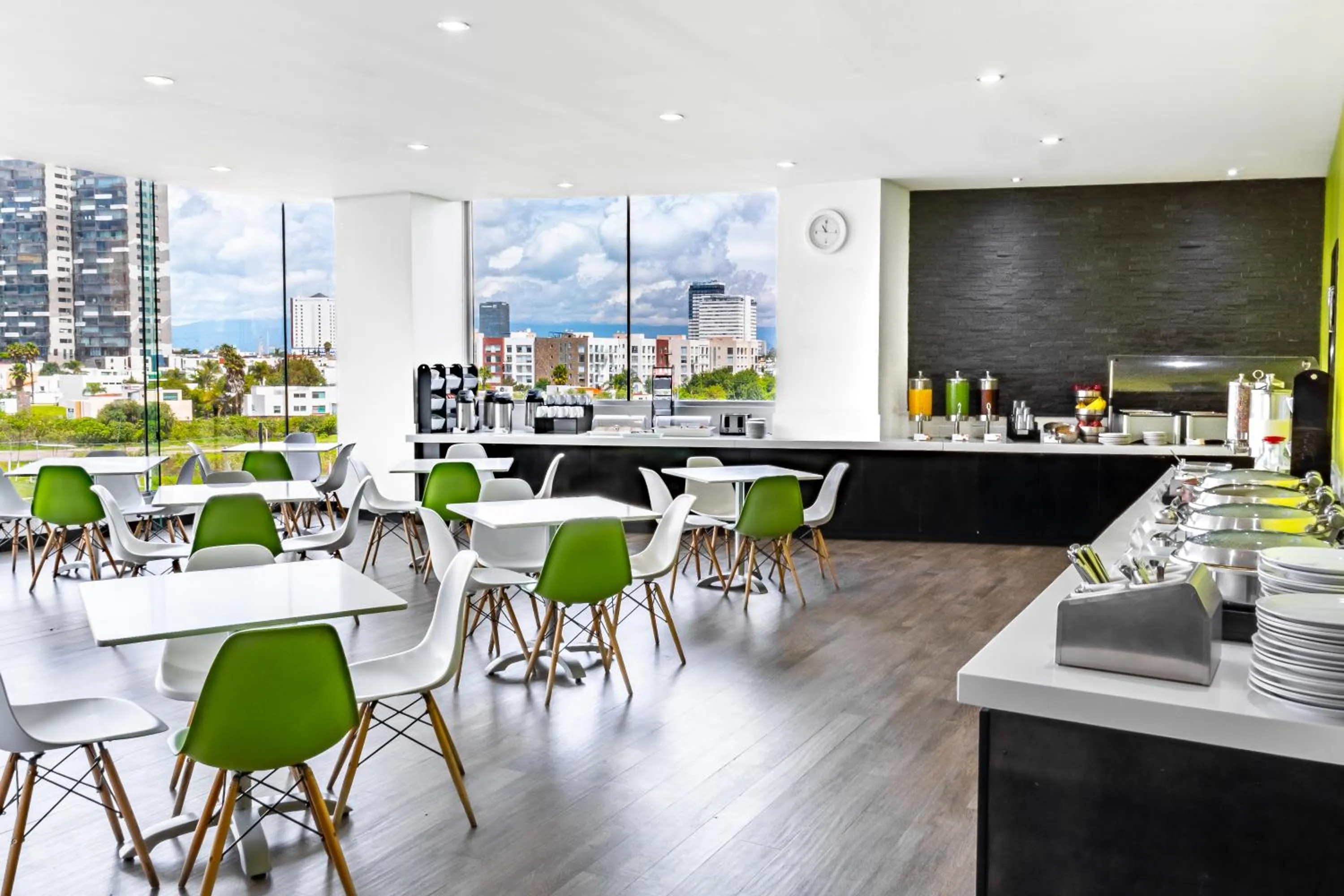 Dining area in Holiday Inn Express & Suites Puebla Angelopolis by IHG
