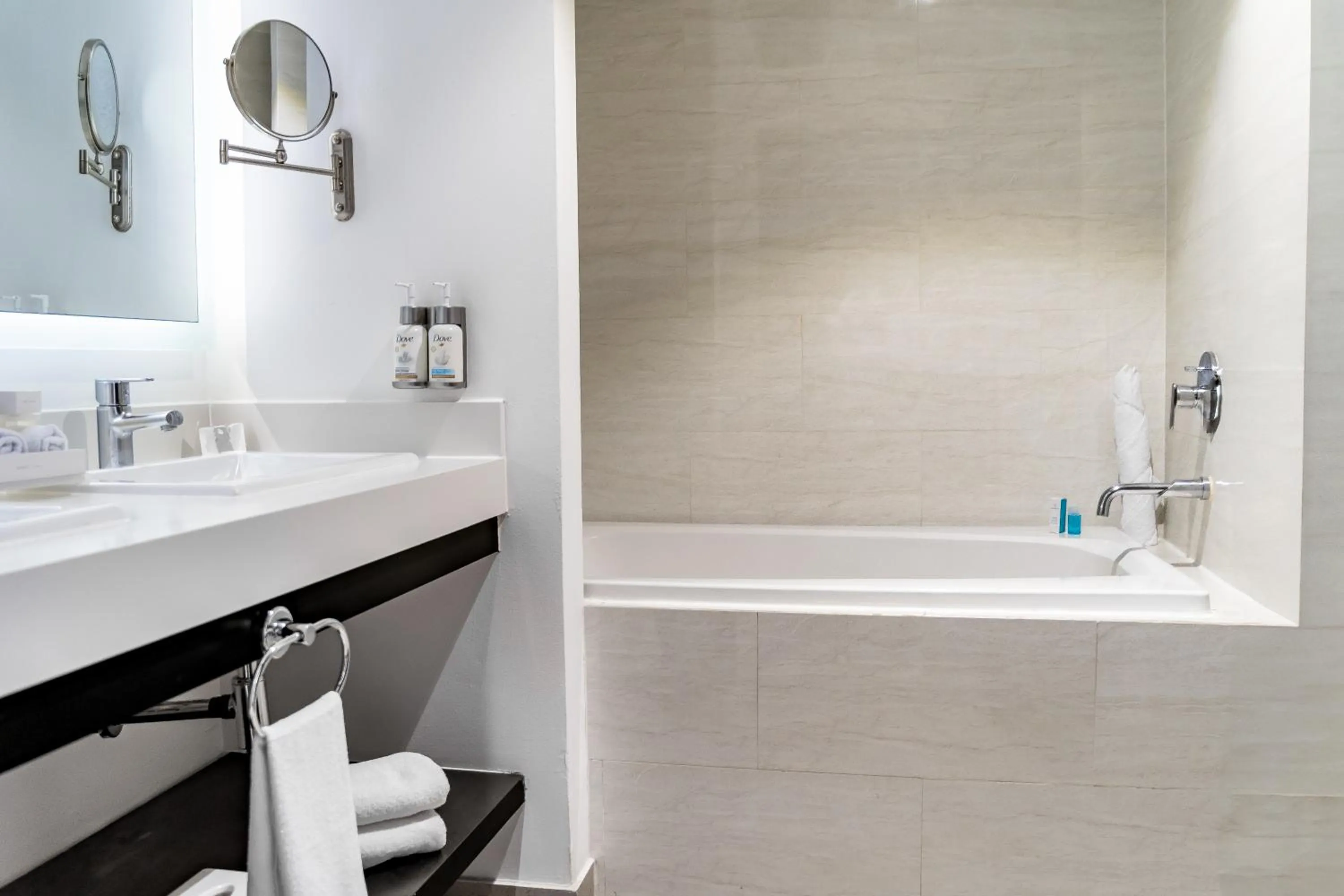 Bath in Holiday Inn Express & Suites Puebla Angelopolis by IHG
