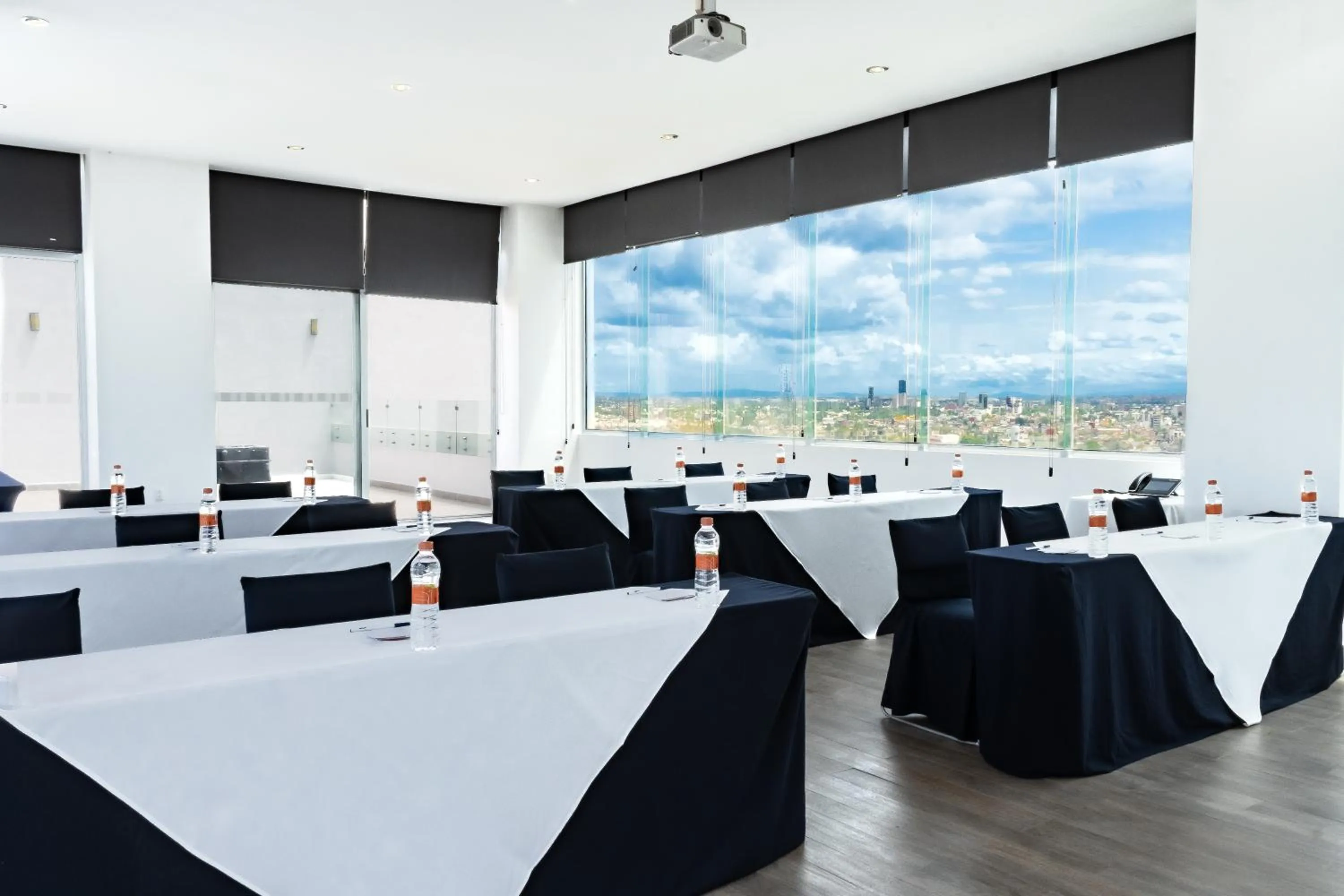 Meeting/conference room in Holiday Inn Express & Suites Puebla Angelopolis by IHG