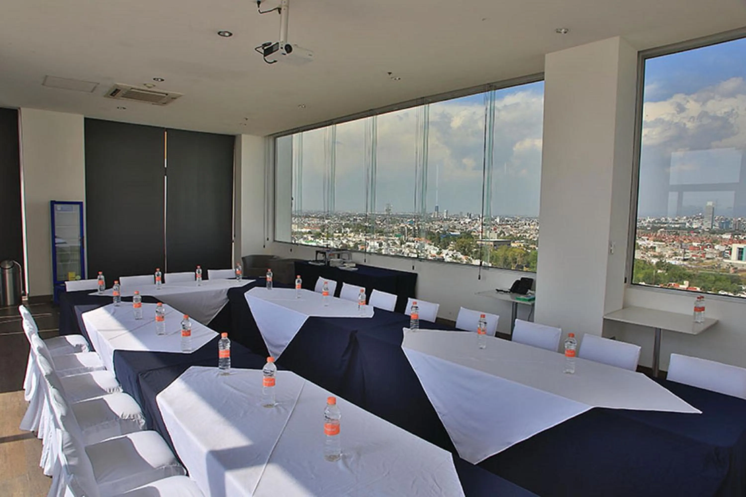 Meeting/conference room in Holiday Inn Express & Suites Puebla Angelopolis by IHG
