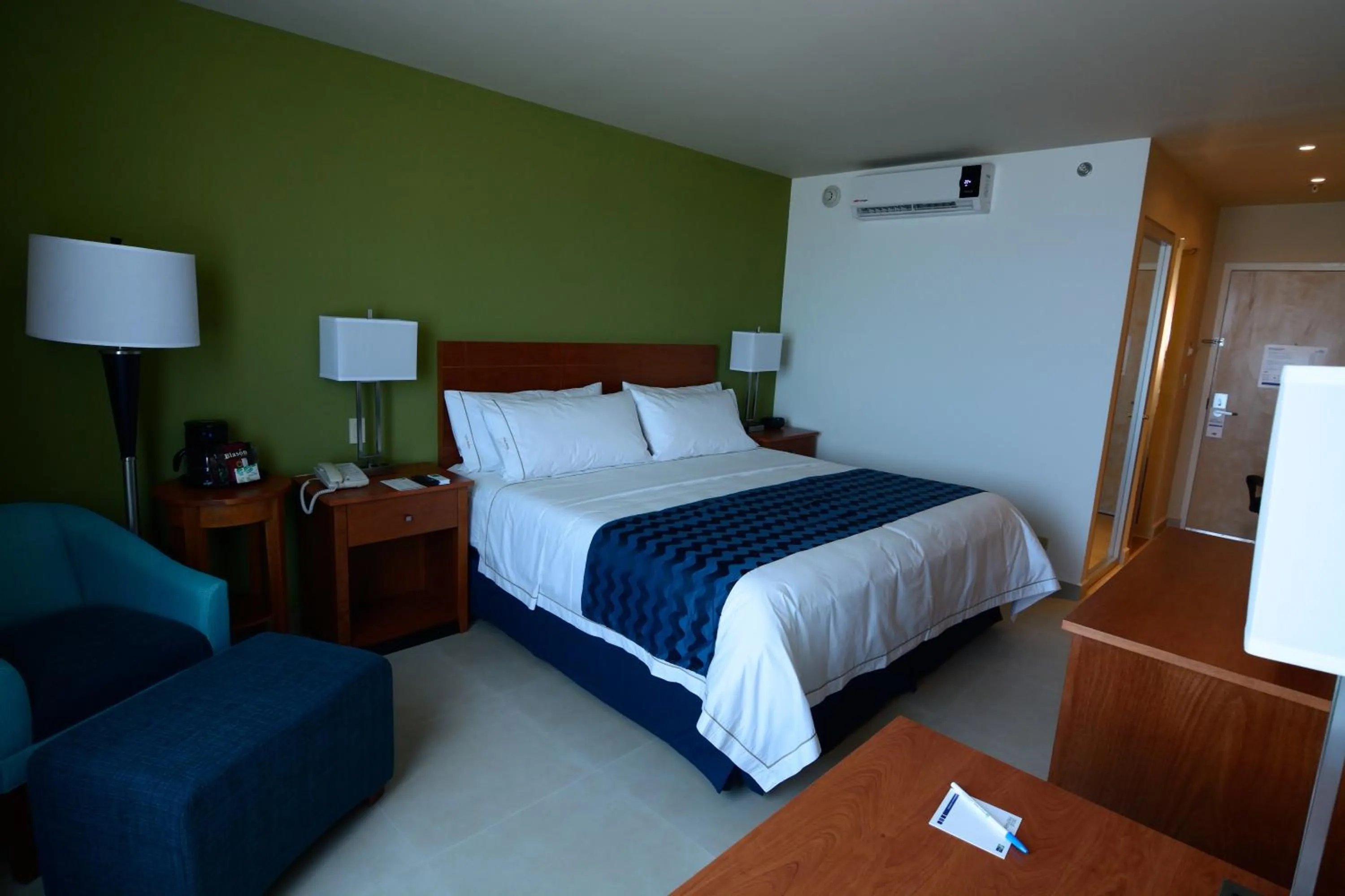 Bed in Holiday Inn Express Cabo San Lucas by IHG