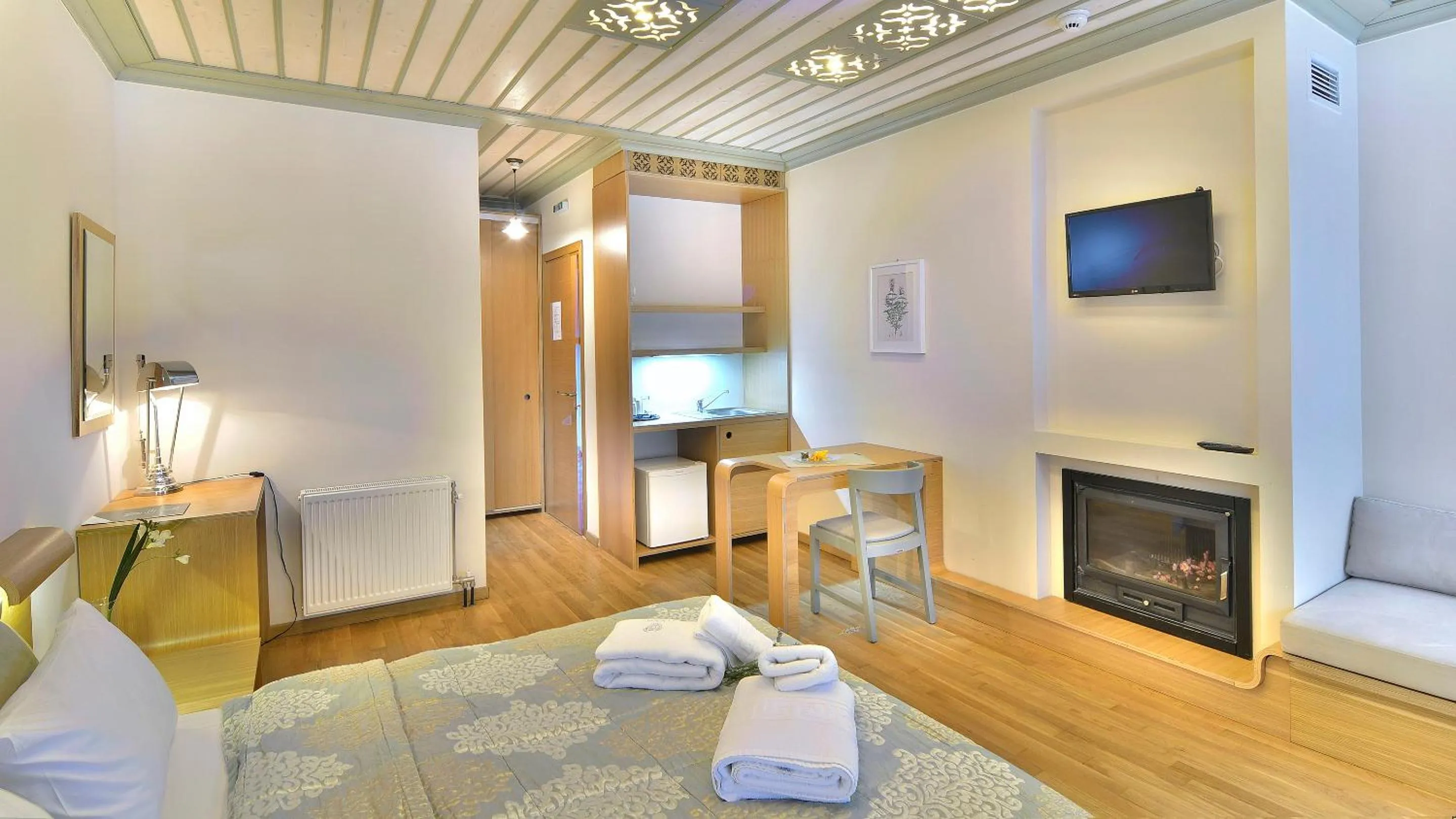 TV and multimedia, Bed in Dilofo Hotel Luxury Suites